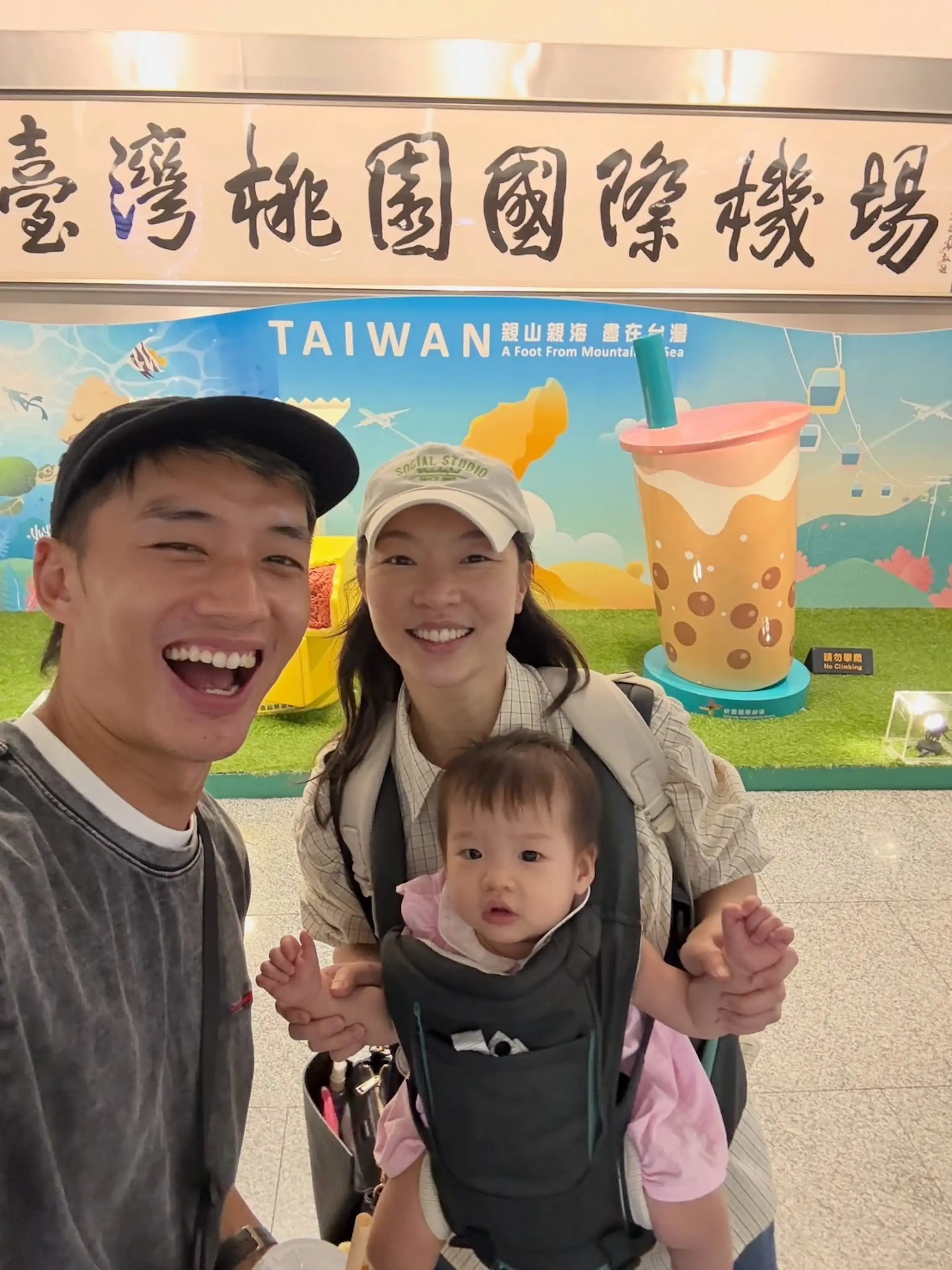 陳澤耀日前前往桃園機場迎接太太雲鎂鑫與女兒「小雲寶」，陪伴其參加金鐘獎。（圖／大元娛樂）