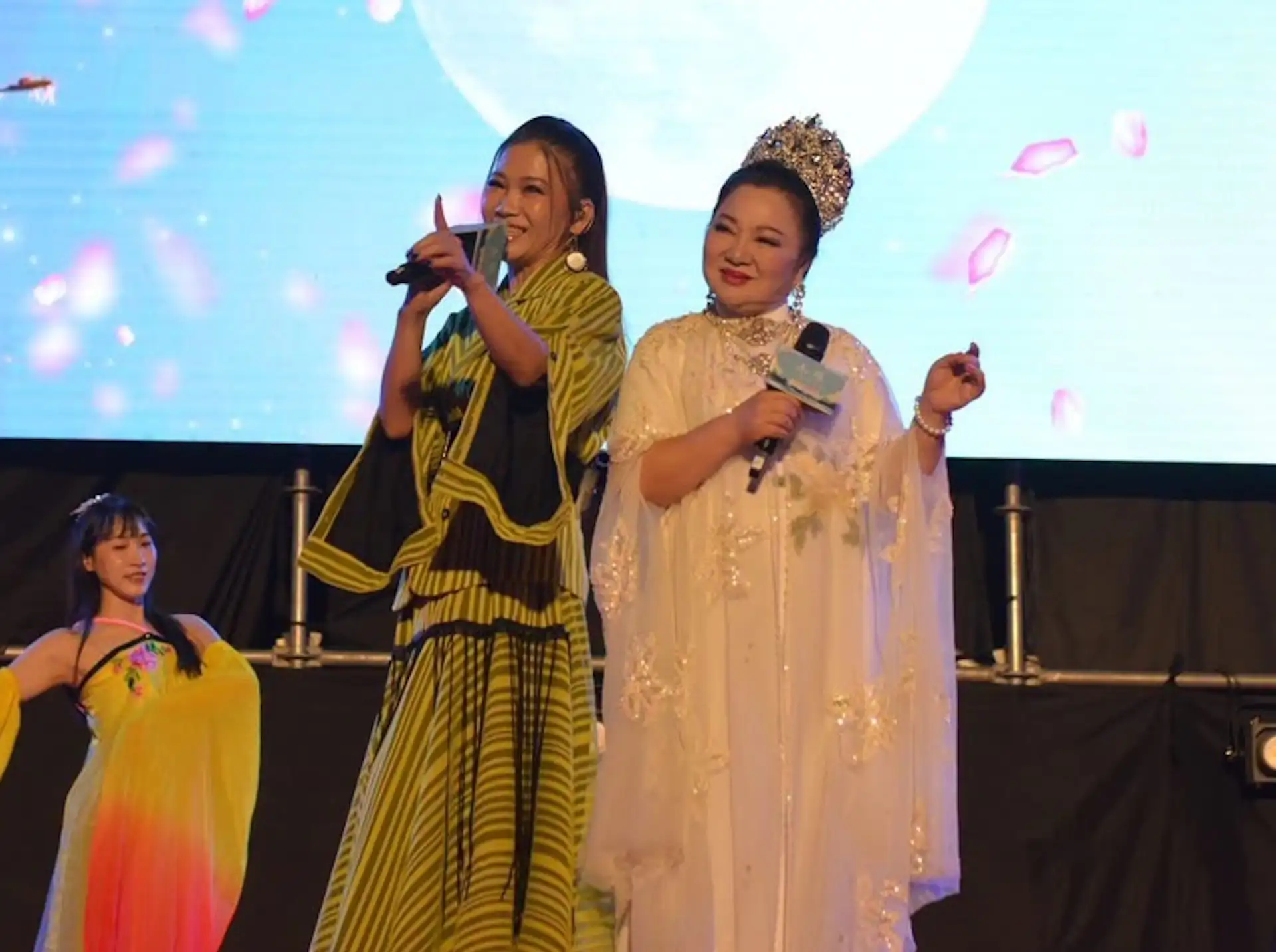 黃妃(左)與白冰冰。(圖/苗栗縣政府提供)