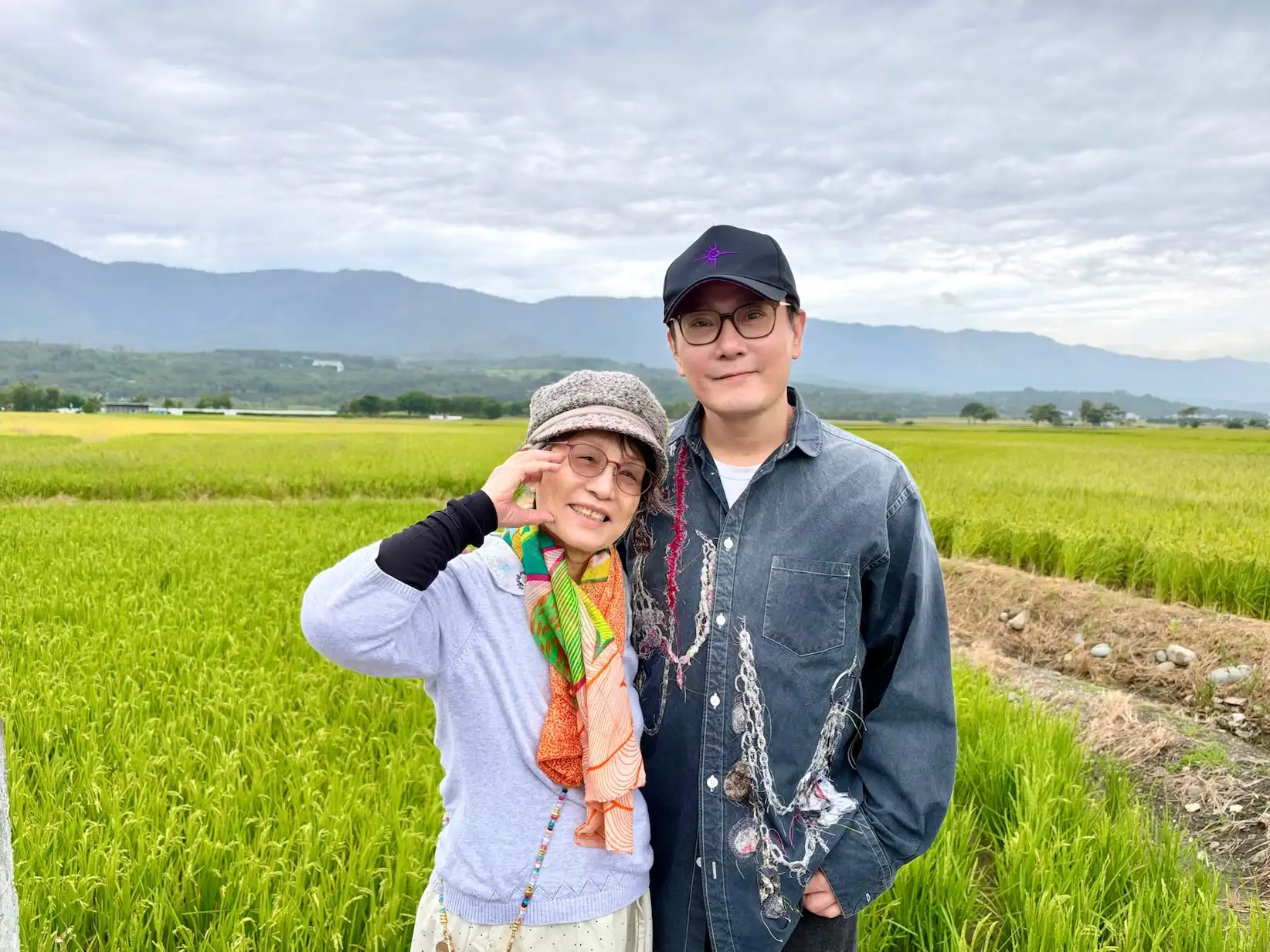 張信哲帶著媽媽及家人一同搭機飛往台東。(圖/潮水音樂提供)