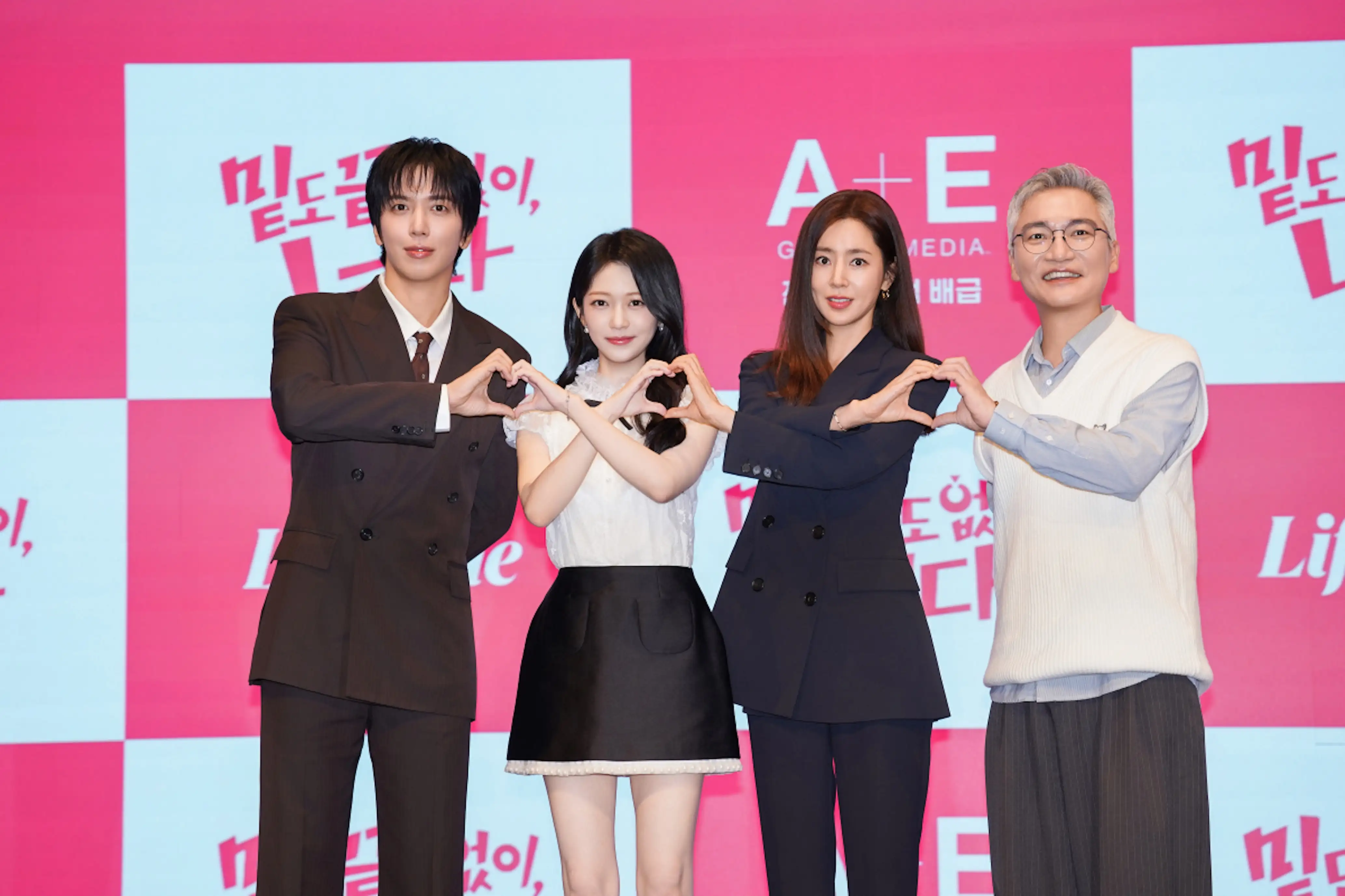 《不著邊際的你》演員鄭容和（左起）、洪承希、韓彩雅、趙在允。（圖／愛奇藝國際版提供）