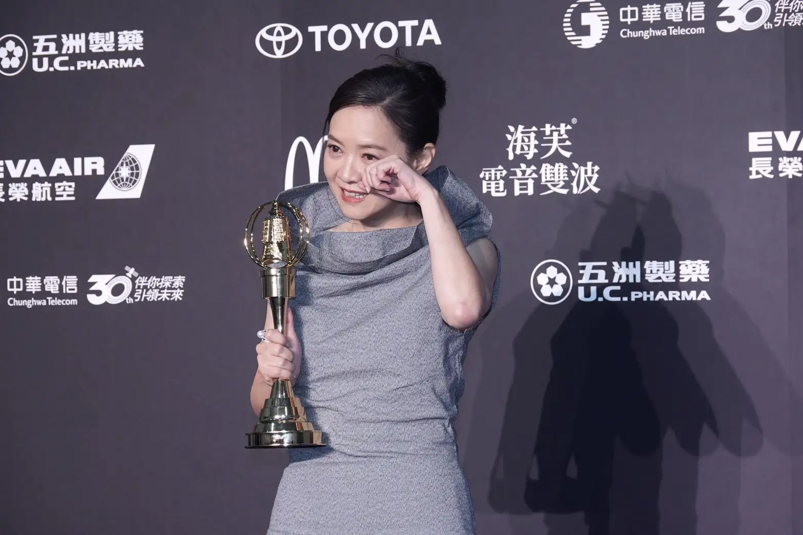 得獎人後台拍照時，曾寶儀忍不住喜極而泣。（圖／記者許方正攝）