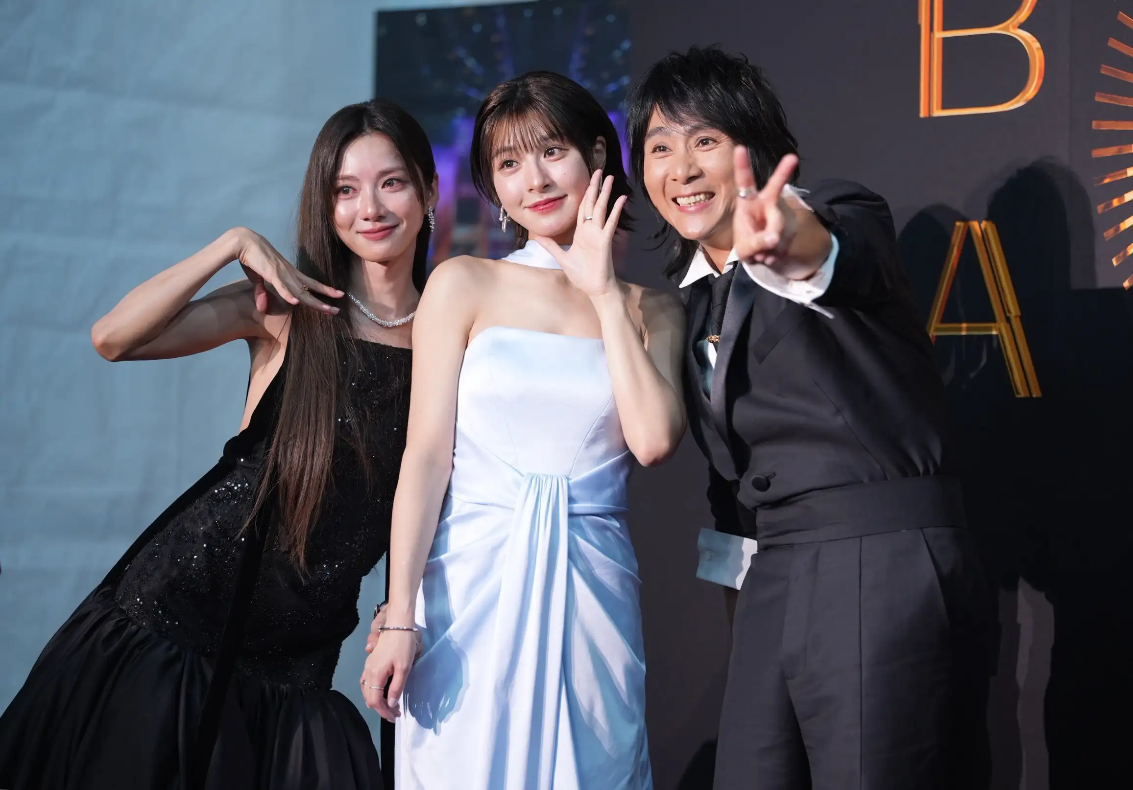 王仁甫俏皮加入女主持人的合照。（圖／記者許方正攝）