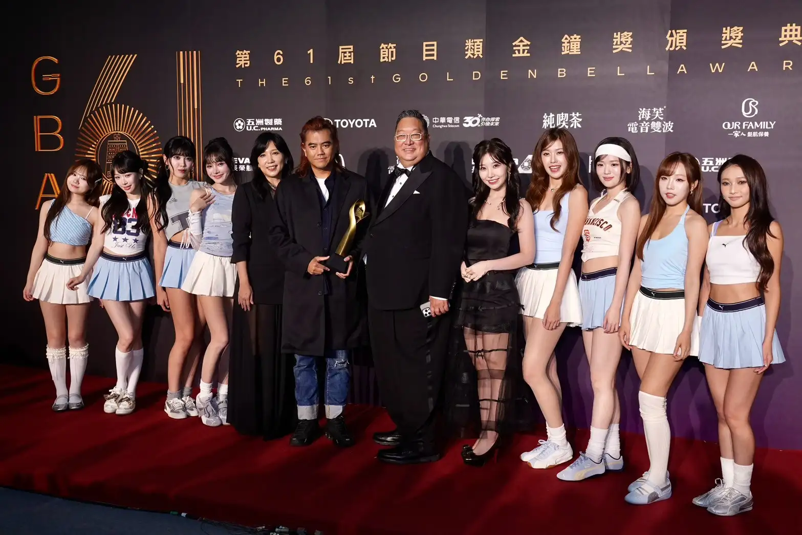 B2、緯來副總經理文大培、緯來綜合台台長柯芸芳帶著女團「W!nky」受訪。（圖／記者許方正攝）