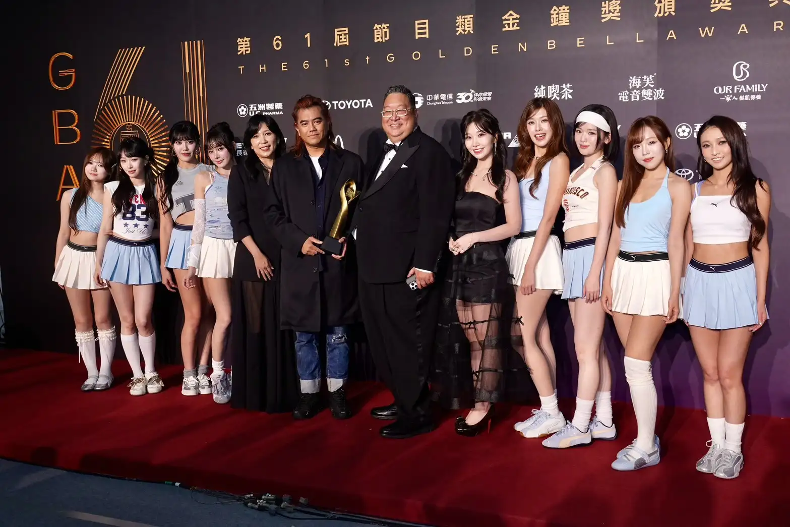 《宇宙啦啦隊》緯來綜合台台長柯芸芳、製作人B2、緯來副總經理文大培、麻由帶W!nky一起領獎。(圖/記者許方正攝)
