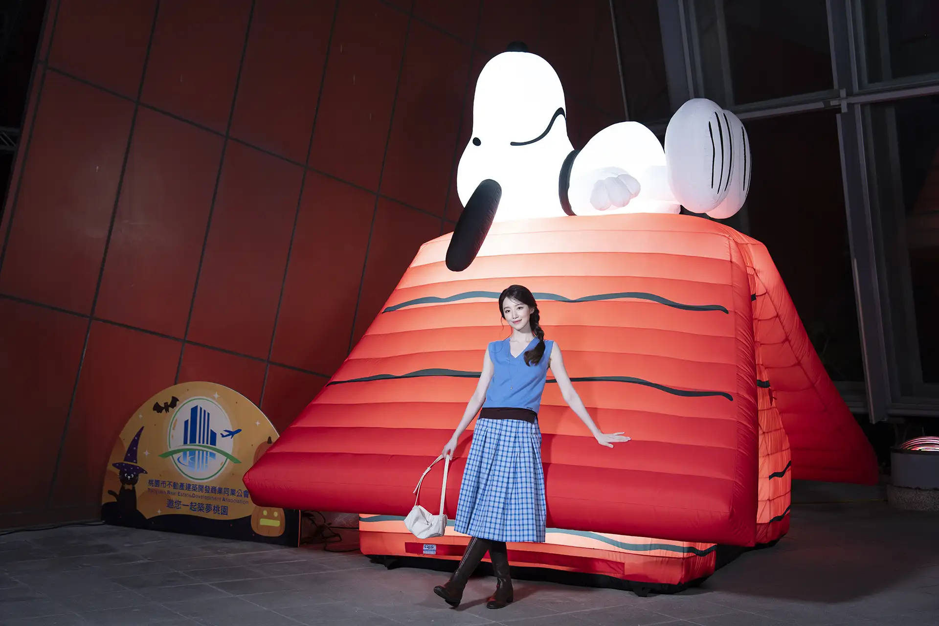 舒華搶先開箱桃園萬聖城與史努比（PEANUTS™）燈飾合影。（圖／桃園市政府觀光旅遊局提供）