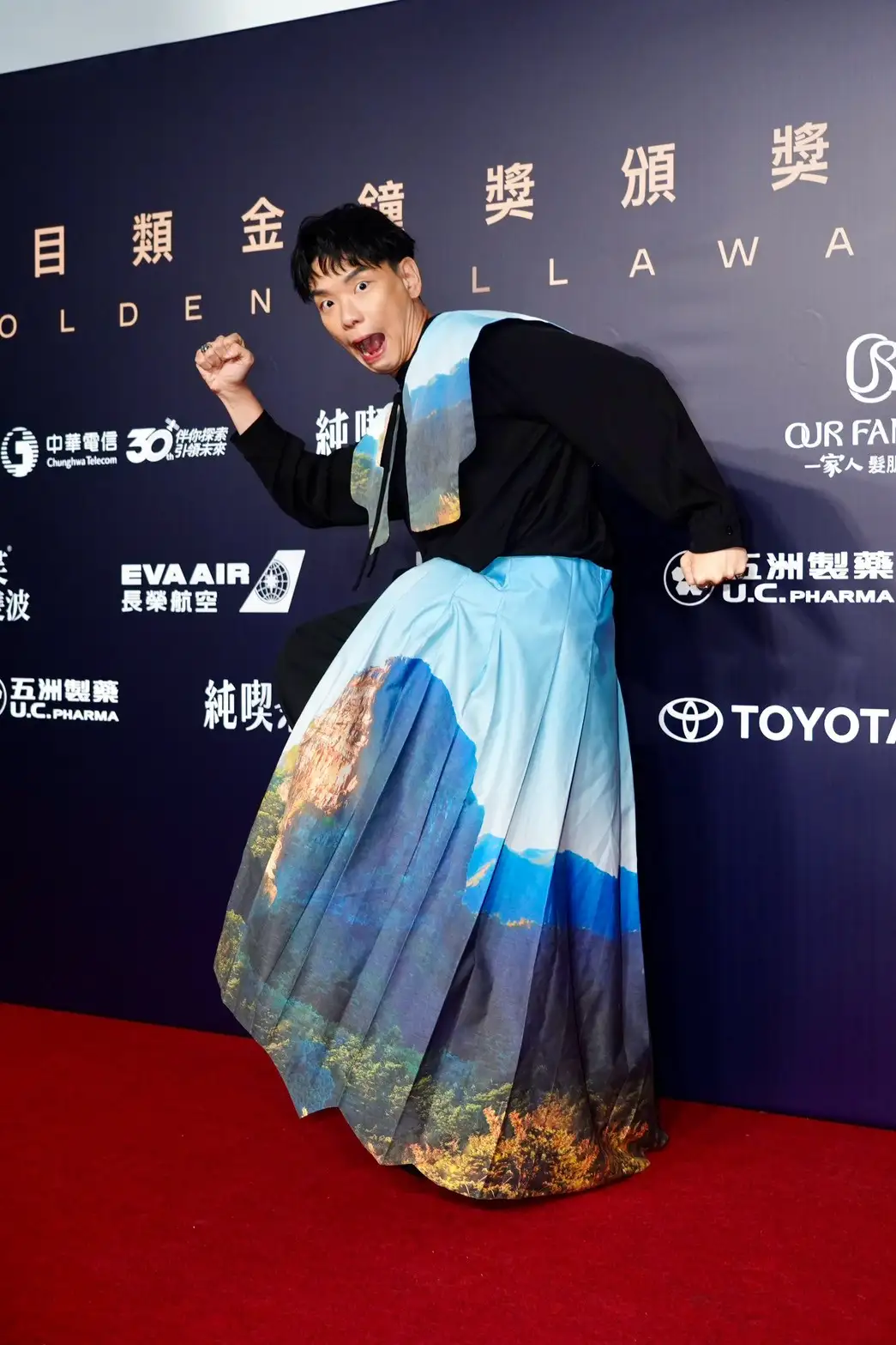 八弟把大霸尖山穿在身上。（圖／記者陳明中攝）