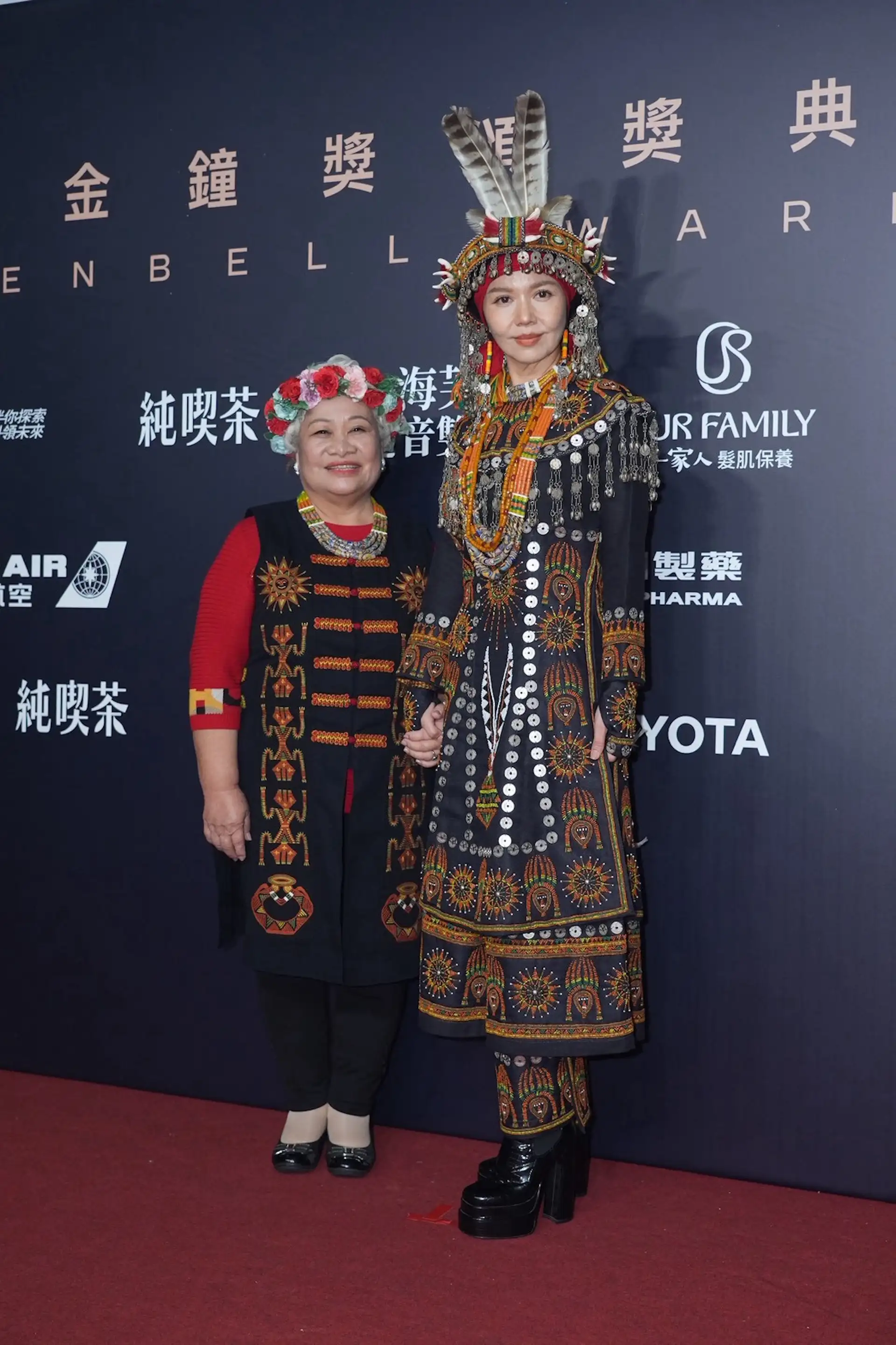 于子育穿上族服，帶著媽媽走紅毯。（圖／記者陳明中攝）