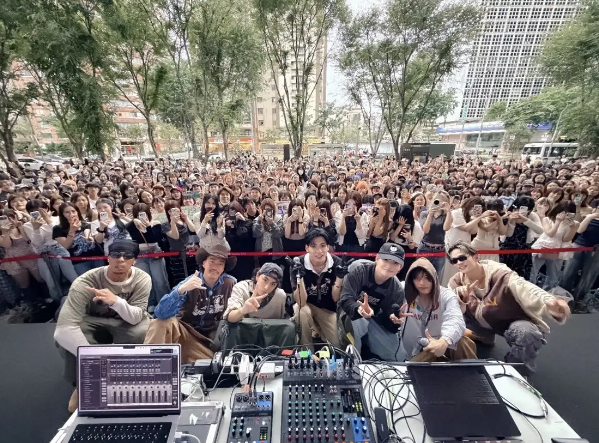 PSYCHIC FEVER舉辦戶外演出,吸引大批粉絲到場。(圖/翻攝自PSYCHIC FEVER IG)
