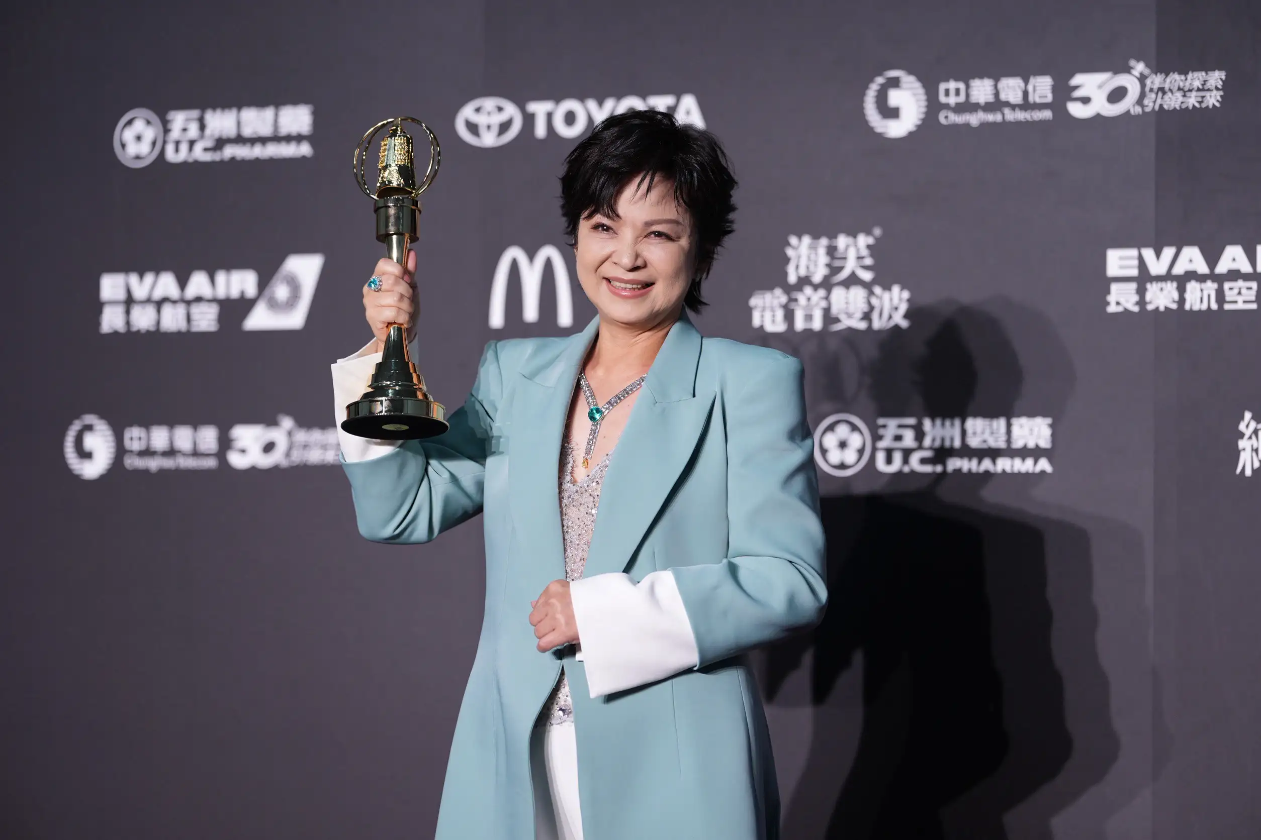 楊貴媚以精湛演技奪下第61屆金鐘獎戲劇節目女主角獎,於後台受訪時分享突破以往的表演心路歷程。(圖/記者許方正攝)