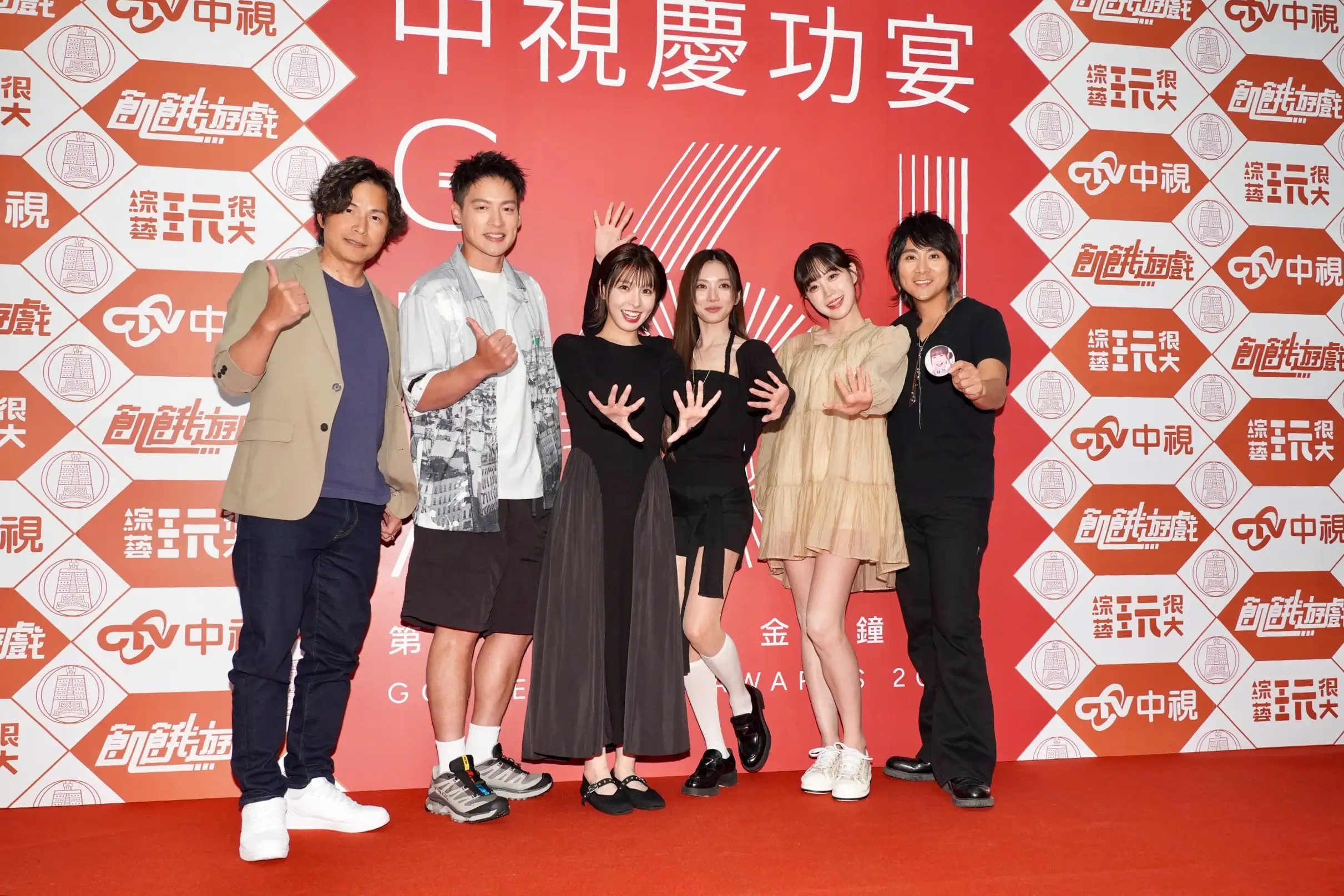 《飢餓遊戲》慶功,孫協志、許孟哲、峮峮、盧秀芳、蔡黃汝、邊荷律、王仁甫開心拿獎。(圖/記者陳明中攝)
