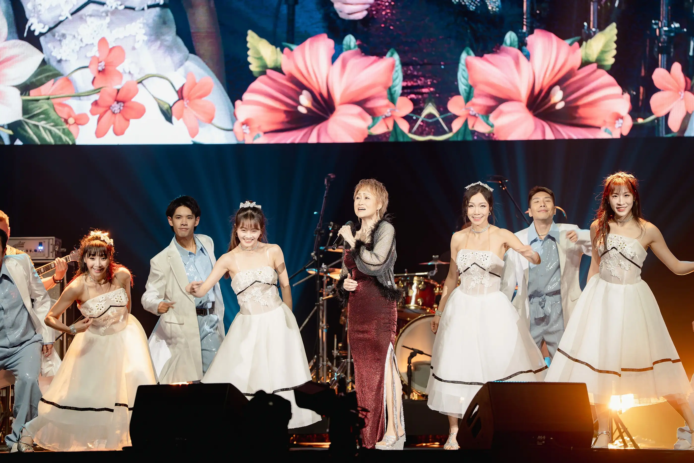 尤雅把過去的傳奇金曲都搬到舞台上。(圖/全球音樂經紀提供)
