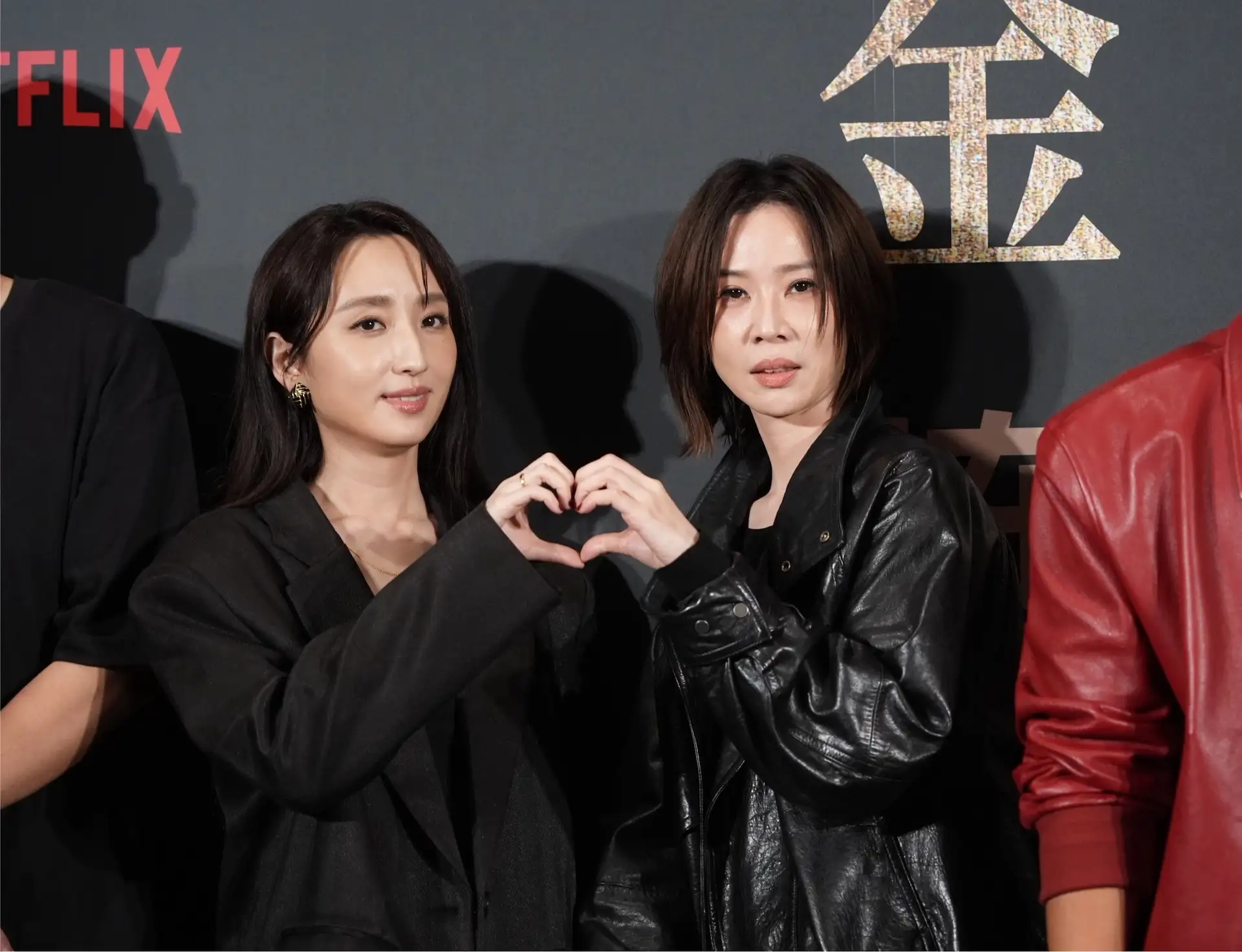 謝盈萱跑來和柯佳嬿比愛心。（圖／記者陳明中攝）