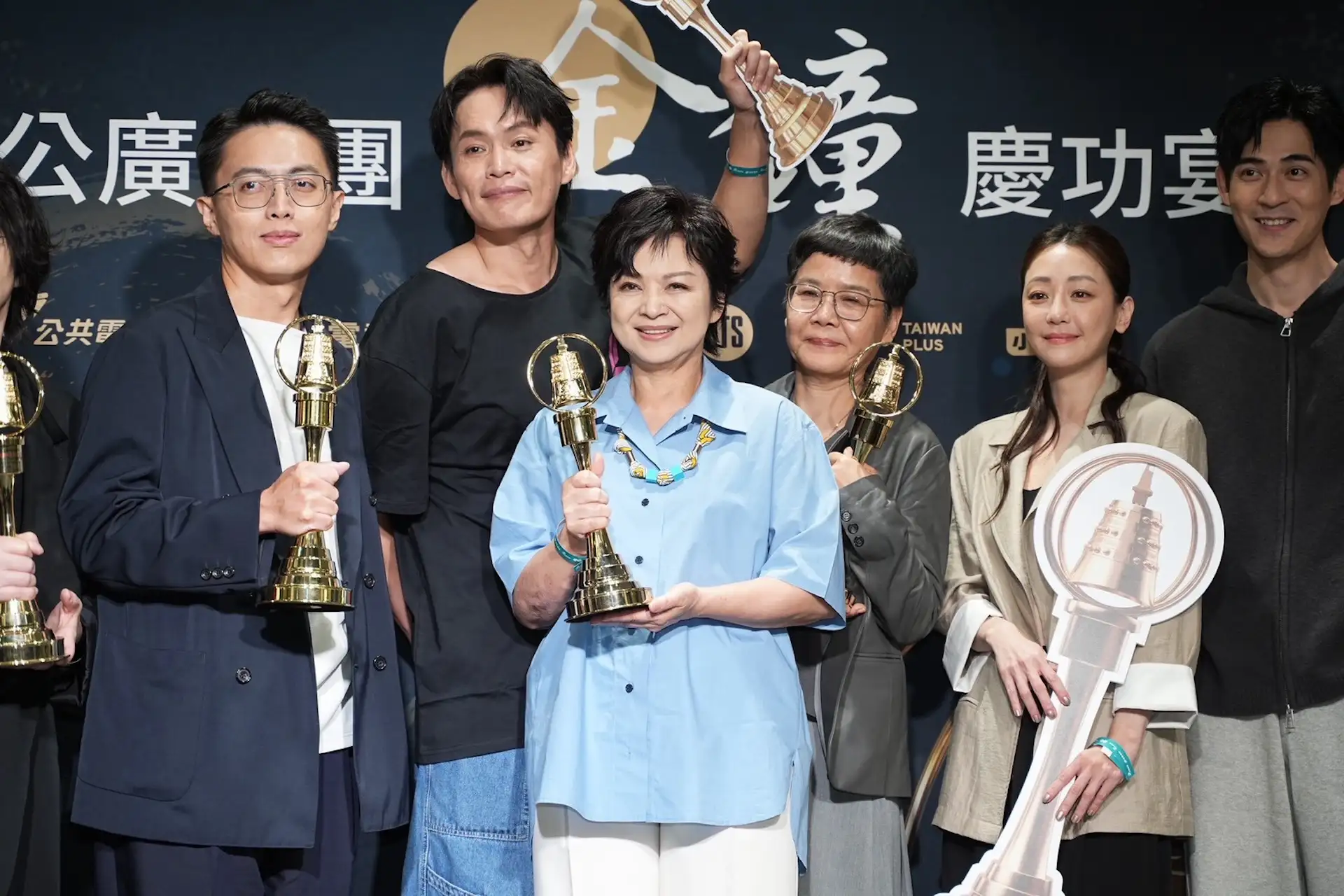 導演林君陽(左起)、黃鐙輝、楊貴媚、編劇呂蒔媛、謝欣穎、周渝民一同慶功。(圖/娛樂中心攝)