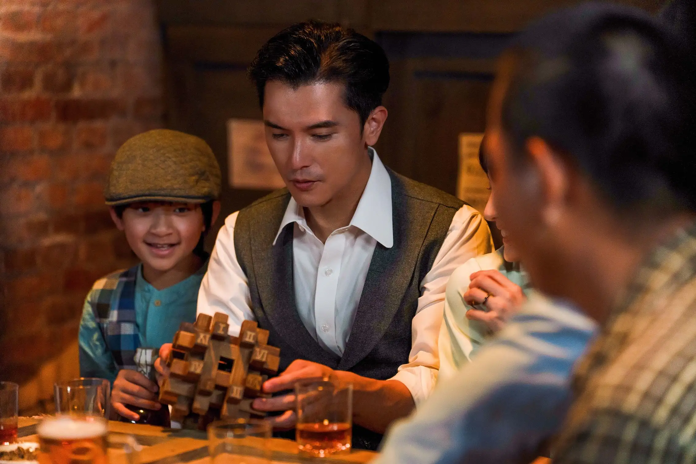 邱澤在《重生密碼》從 1950 年代沈睡甦醒後跨越至現代。(圖/時創影業提供)