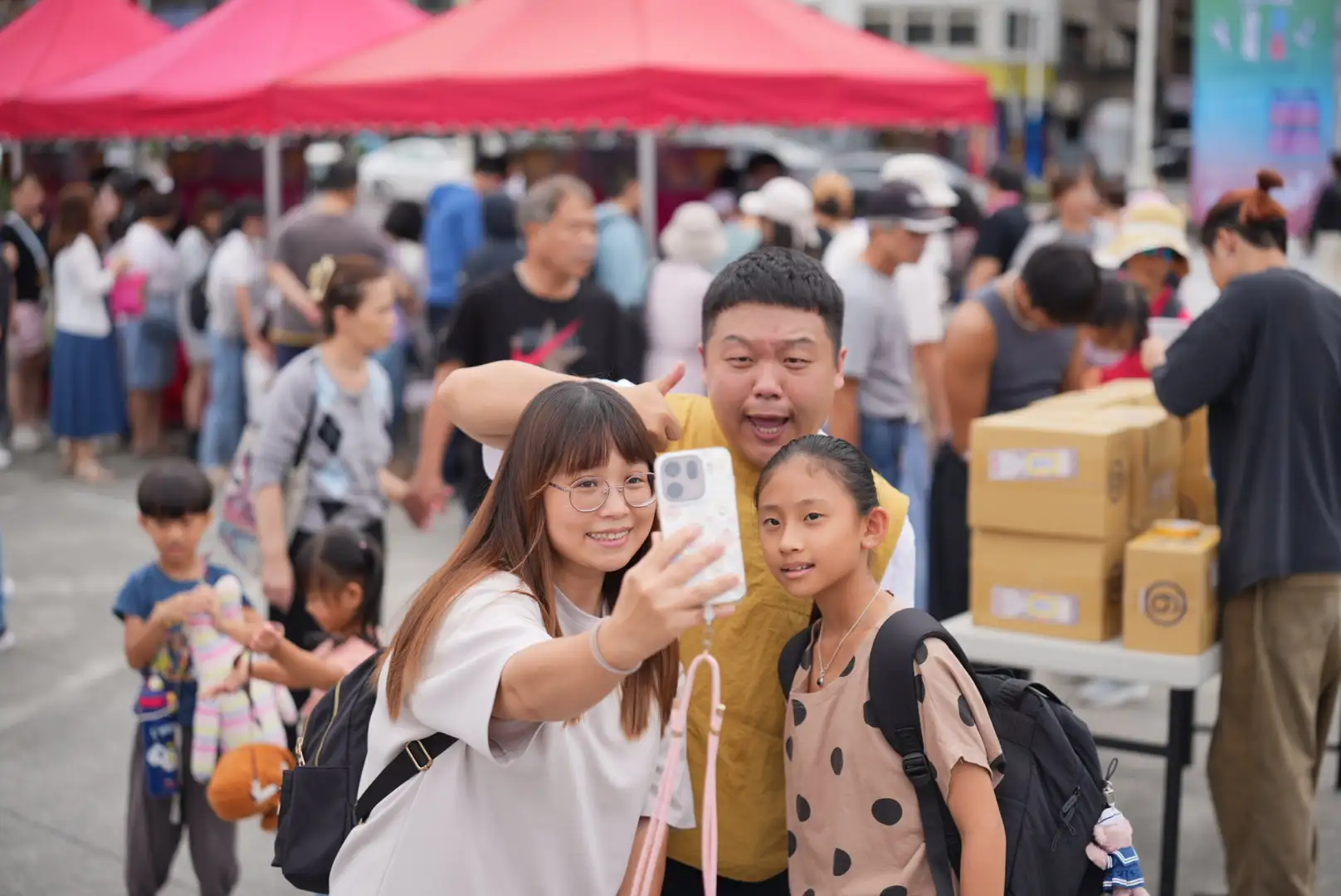 豆比登(中)返鄉辦市集聚集人潮,颱風攪局36小時沒睡。(圖/促咪市集提供)