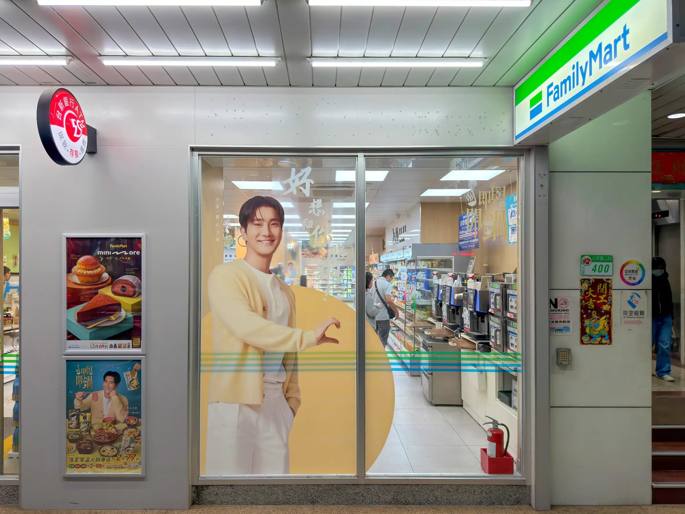 全家將台北鑫德店打造為始源主題店「吃鍋後源會」，玻璃窗貼上印有火鍋季「即興開鍋」活動代言人始源身影。（圖／全家提供）