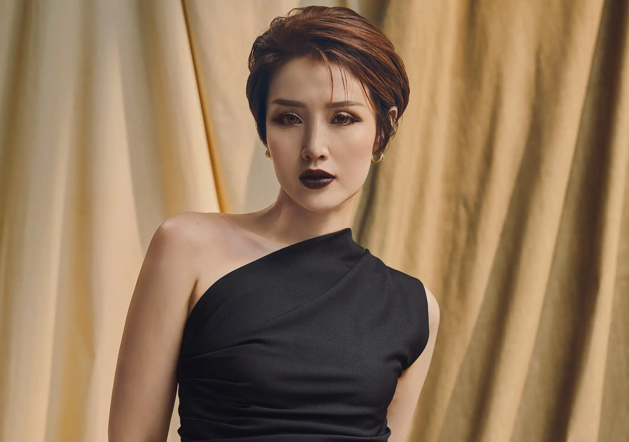 蘇盈之擁有雙博士學位,近日因經典歌曲在網路上掀起熱潮,並宣布將於30日推出全新創作單曲。(圖/Soo Wincci提供)