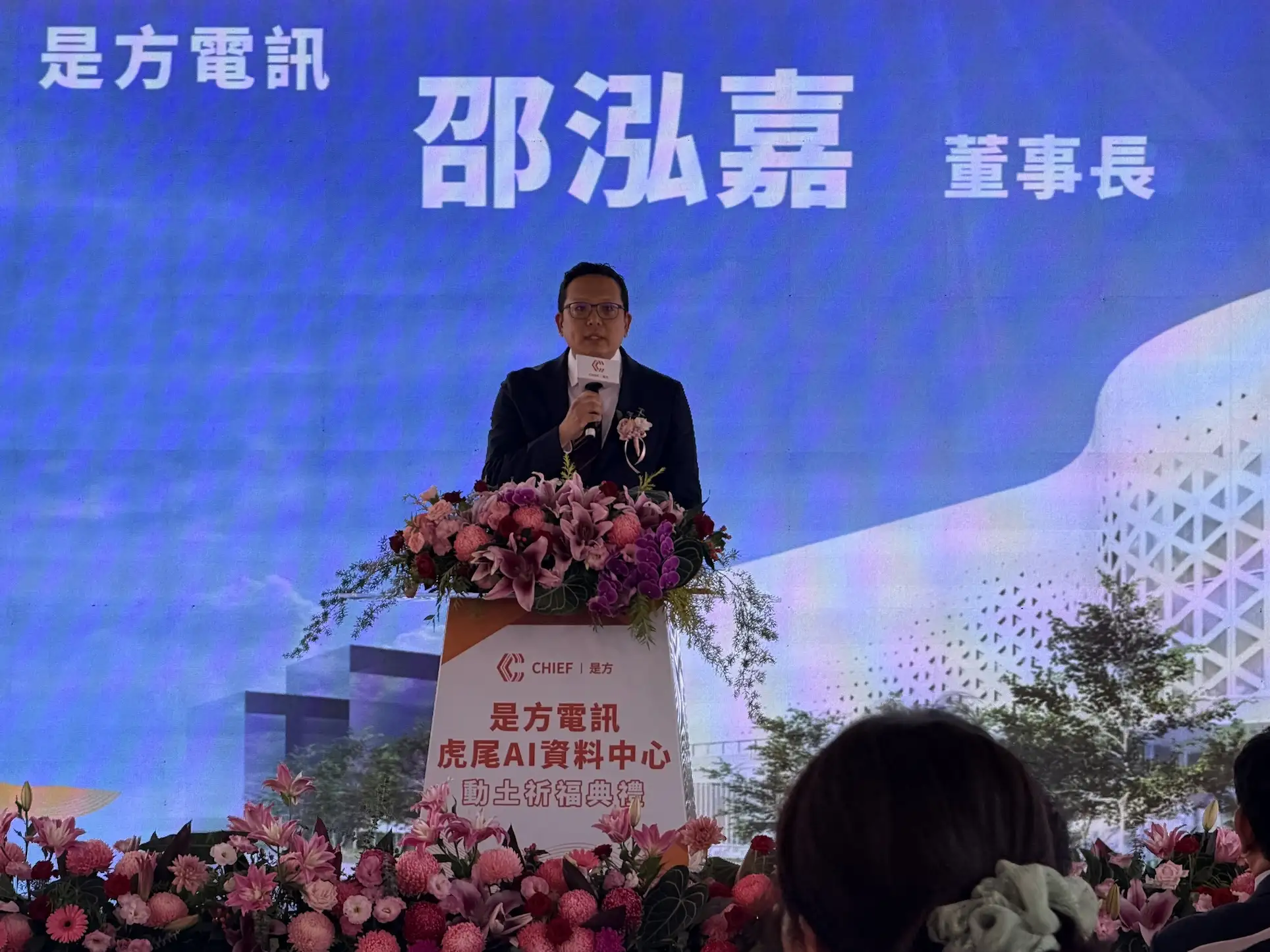 是方電訊董事長邵泓嘉宣布董事會通過決議,2026 年上半年度配發每股現金股利 6.8 元。圖/唐子晴攝影