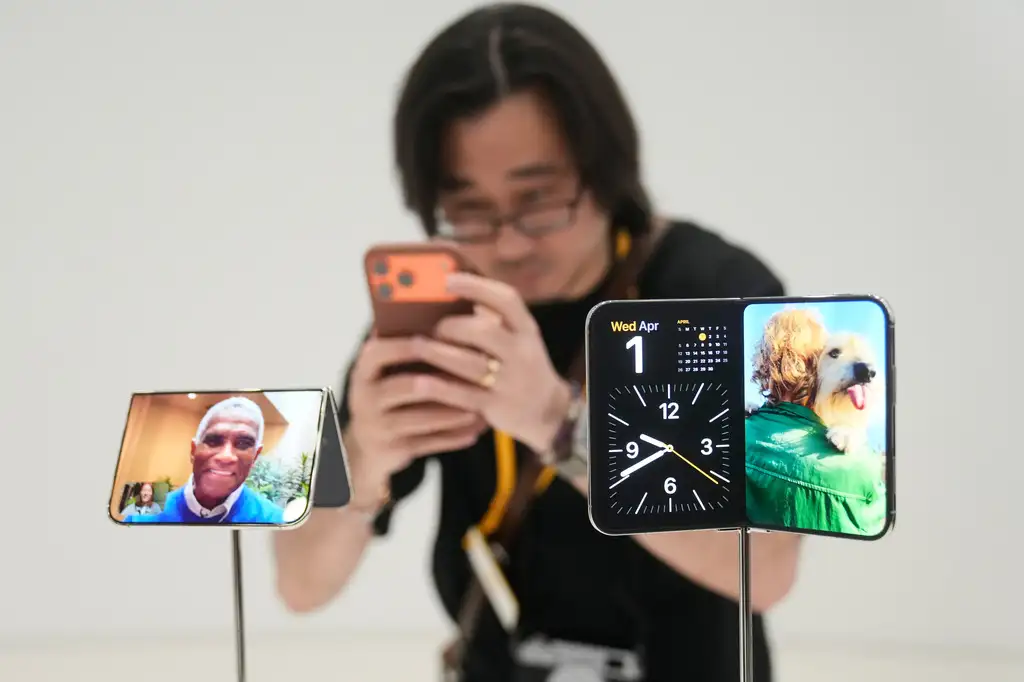 iPhone Duo 開賣不到一週傳出內螢幕裂痕災情,TrendForce 分析問題可能與鉸鏈中央支撐有關。圖/美聯社