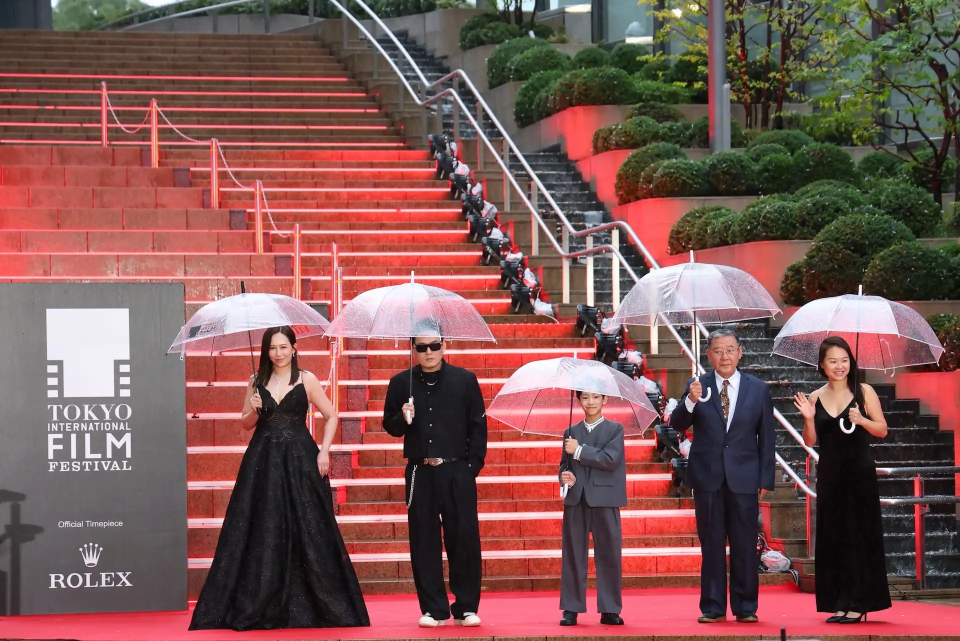 瑪菲司(左起)、春風、謝以樂、李立群、導演陳怡蓉撐傘走紅毯。(圖/東京影展提供)