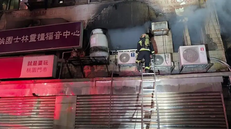 桃園一棟公寓發生火警。(圖/翻攝畫面)