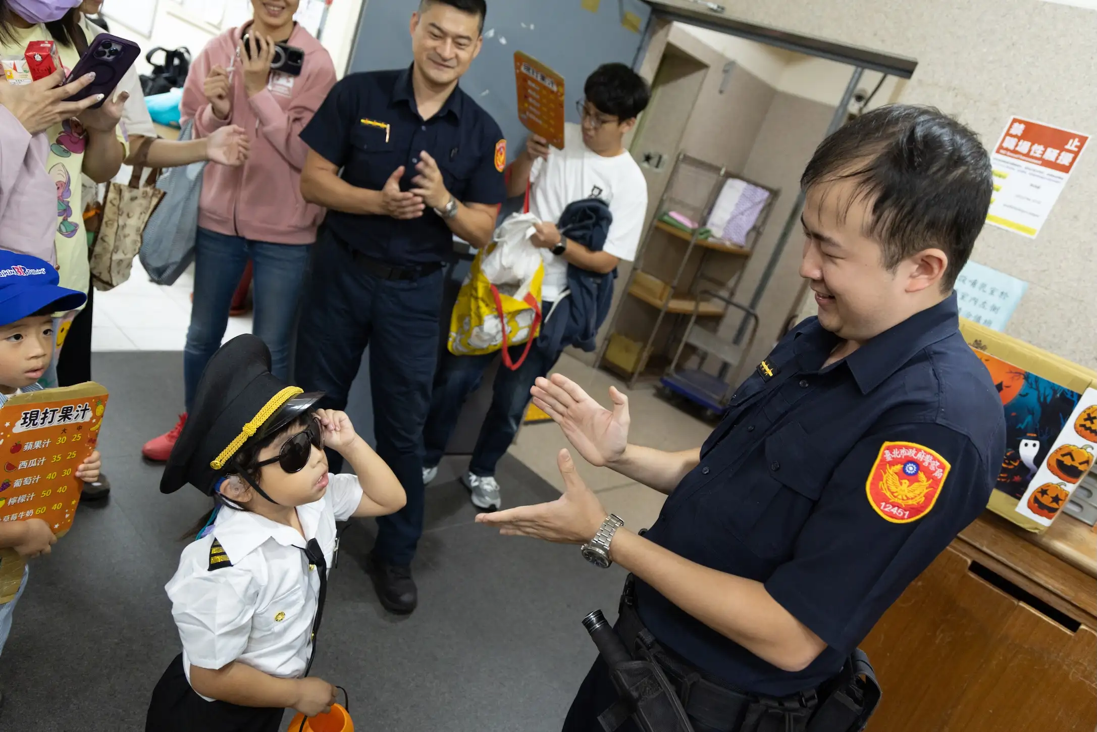 聽損兒化身夢想中的職業角色，與警察近距離交流。（圖／雅文兒童聽語文教基金會提供）