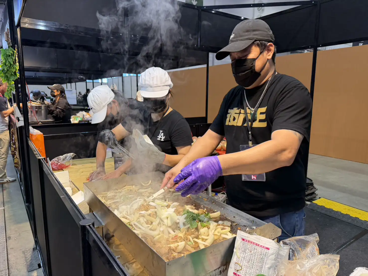 鴻海科技日現場有許多夜市美食，攤位布滿人潮，現場看得到老闆大展身手，快炒熱騰騰的美食。（圖／蔣欣倫攝）