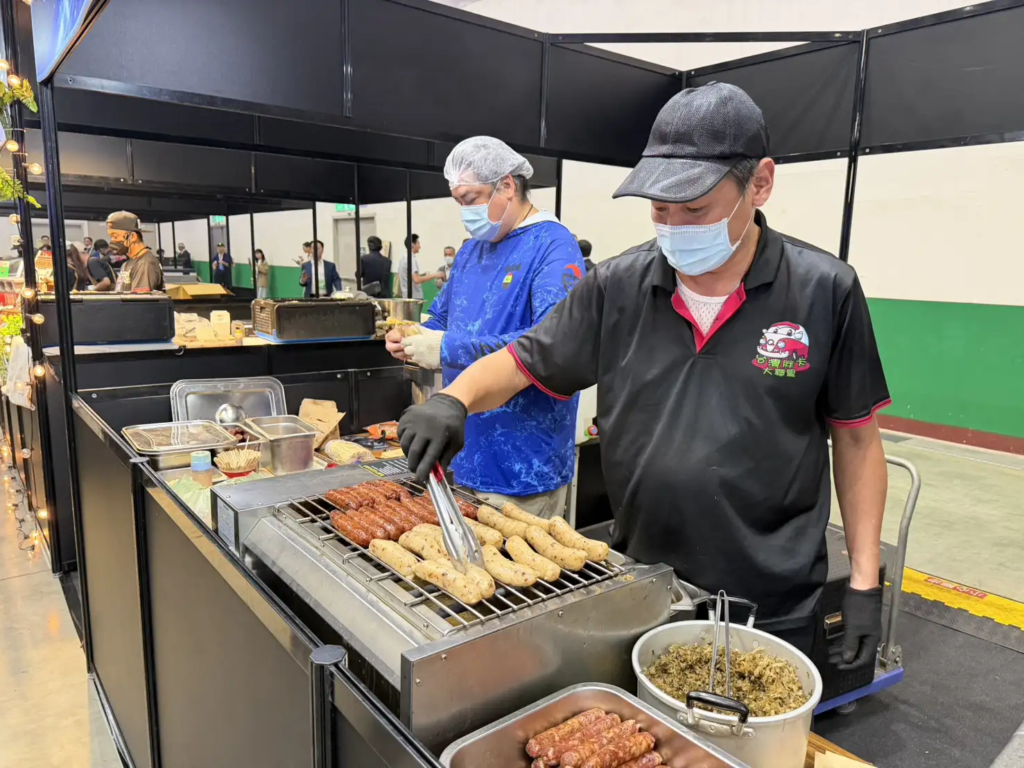 大腸包小腸是台灣夜市的經典小吃。（圖／蔣欣倫攝）