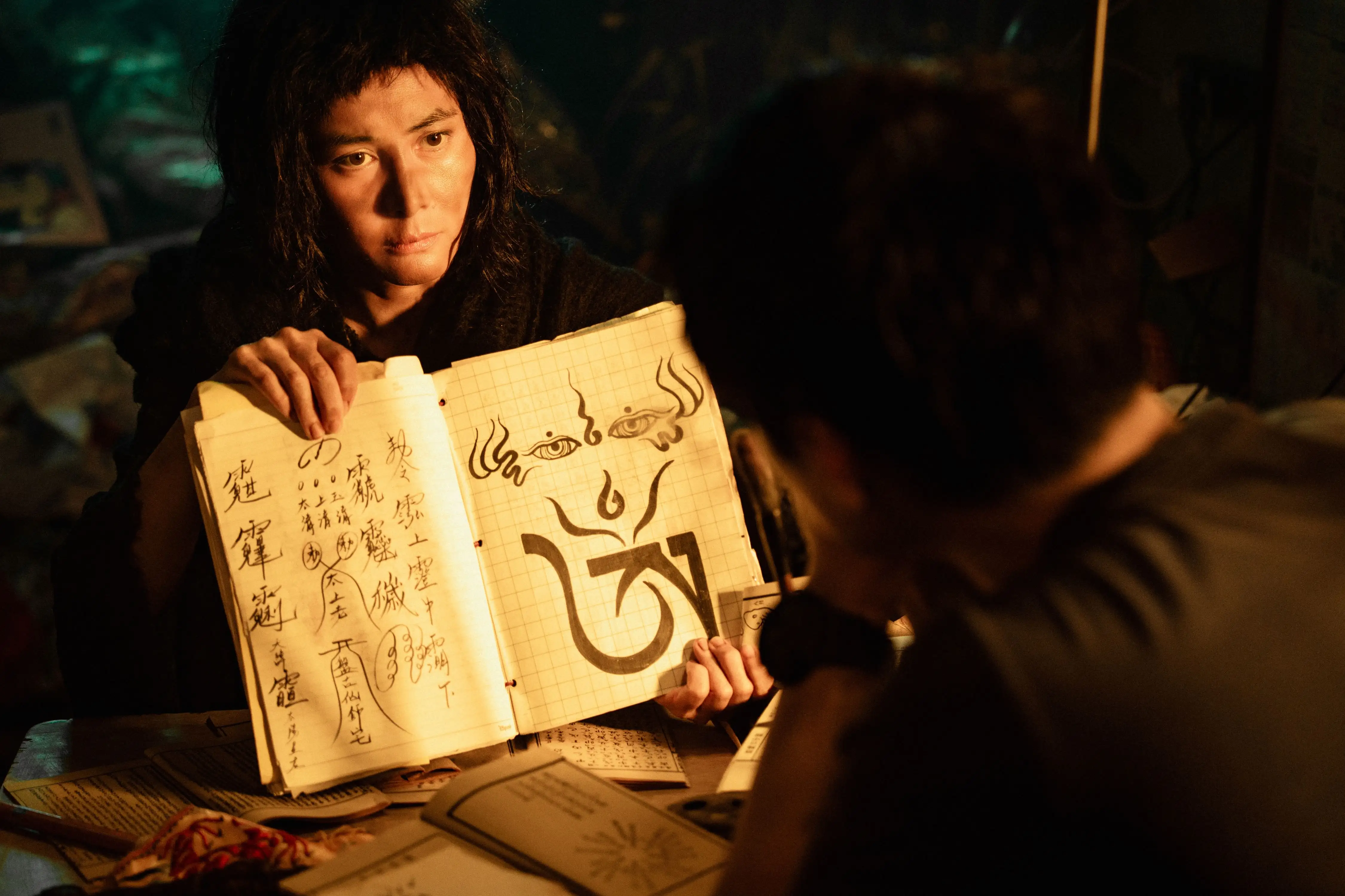 何超儀在《拾荒法師》中飾演撿垃圾超渡亡魂的法師。（圖／華映提供）