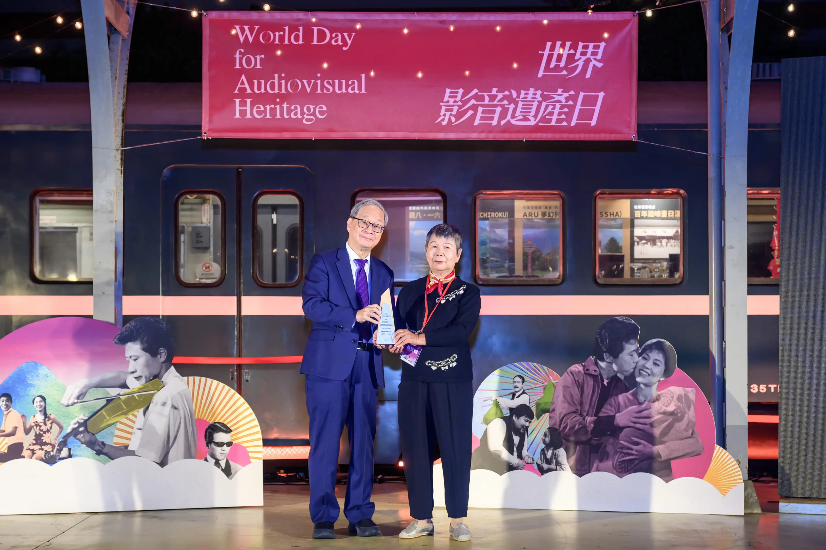 文化部部長李遠（左）作為典禮頒獎人，親自將獎座交給「資深影迷」葉金杏。（圖／國影中心提供）