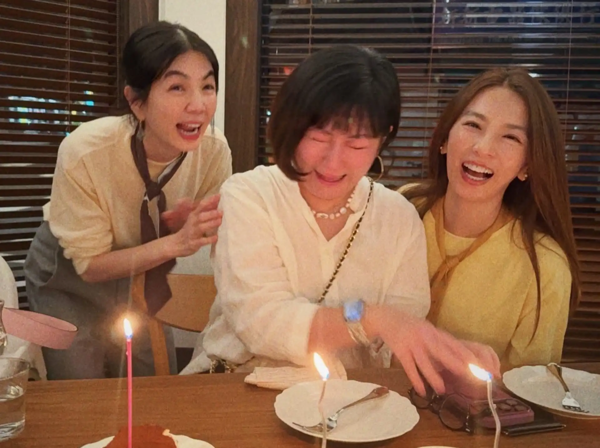 Selina(中)又哭了,Hebe、Ella一旁大笑。(圖/翻攝 Selina IG)