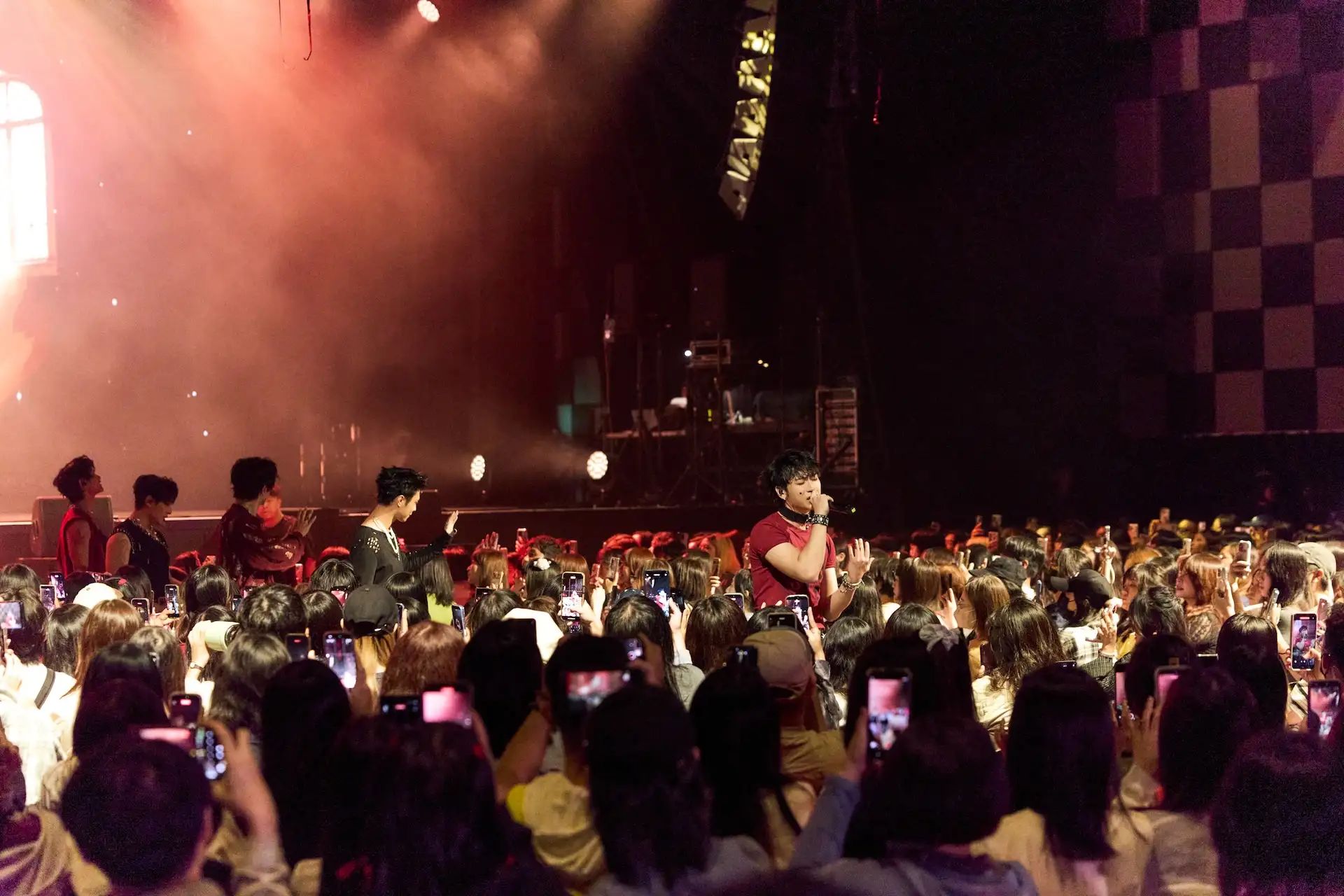 FEniX走下舞台和粉絲互動。(圖/華納音樂X寬宏藝術提供)