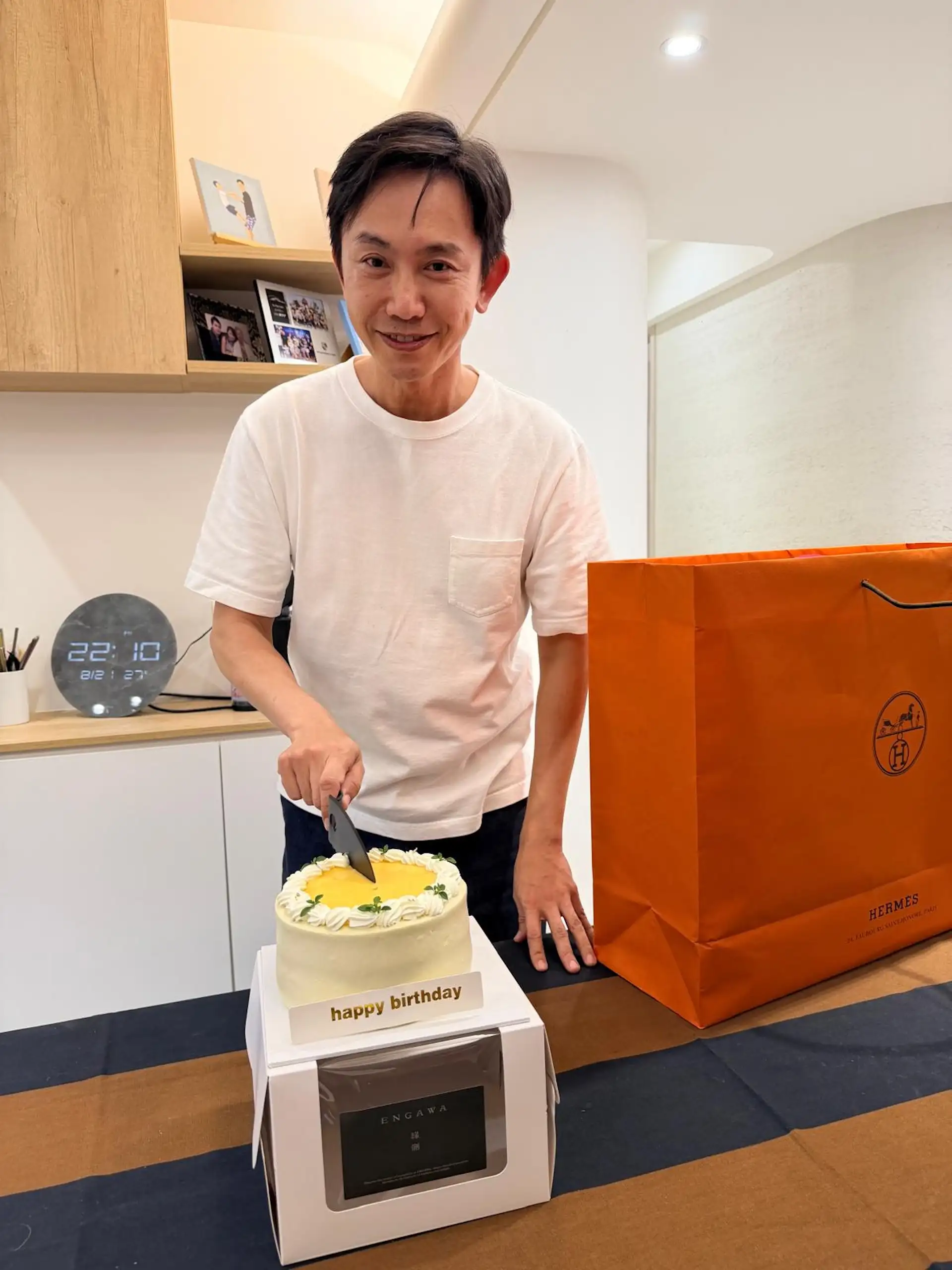 王祚軒切蛋糕收愛馬仕大禮。(圖/佩甄提供)