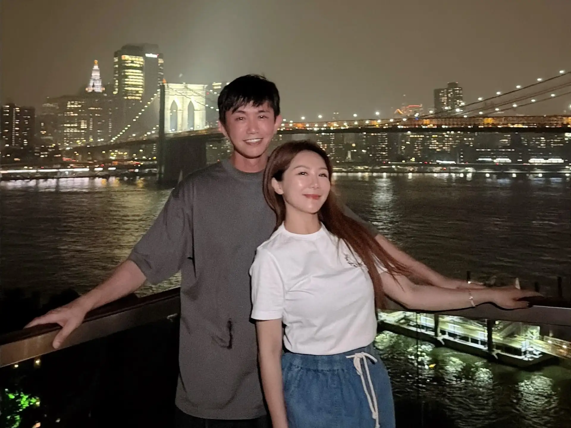 佩甄(右)和老公王祚軒感情極好。(圖/佩甄提供)