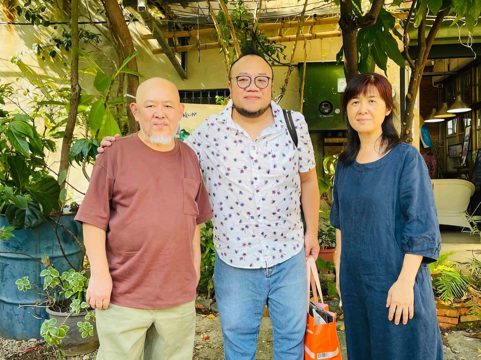 林正盛(左)、韓淑華(右)發起的「泛自閉症青年國際交流計畫」募資計畫助自閉症青年赴日寫生,獲得葉天倫大力支持,(圖/台北電影人扶輪社提供)