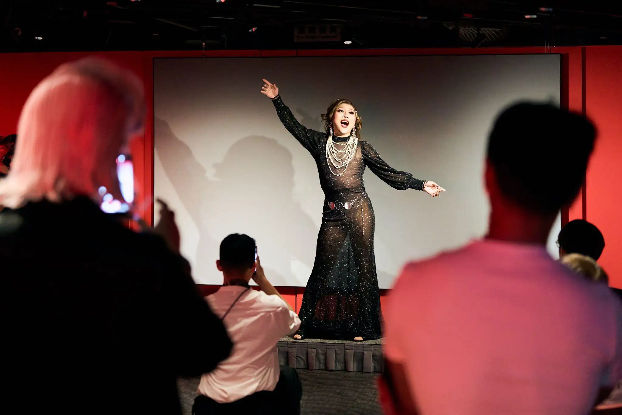 行程還有精彩的Drag Queen演出、特別邀請到小花寶貝等多位知名Drag Queen。（圖／KKday提供）