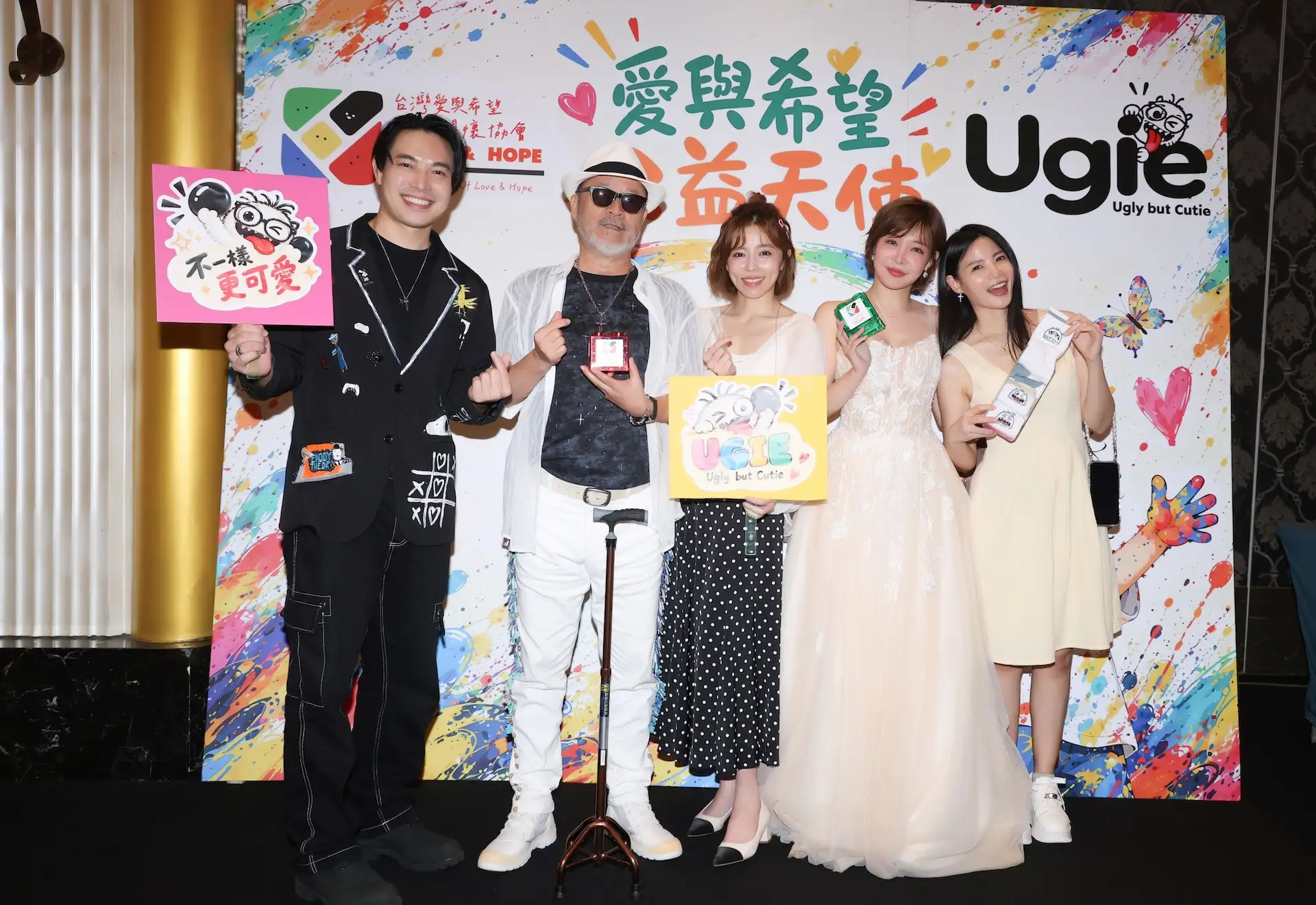 ECHO(左起)、班鐵翔、王瞳、孟慶而、蘿莉塔合體做公益。(圖/台灣愛與希望國際關懷協會提供)