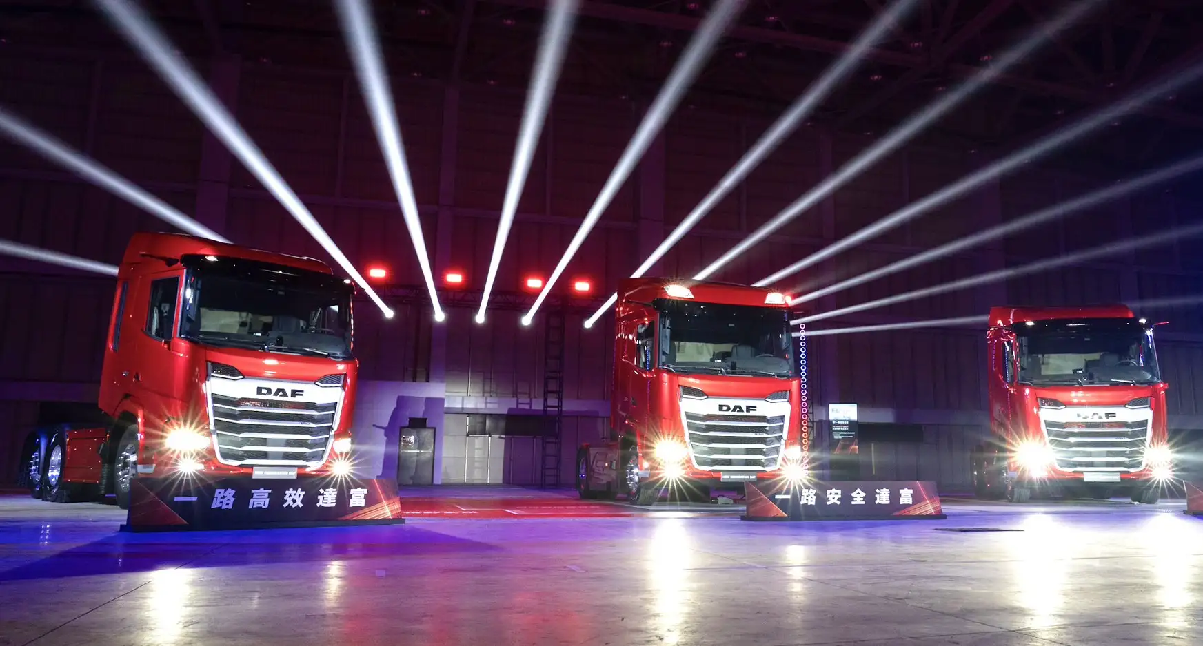 新世代DAF領先業界遵循歐盟最新車輛尺寸法規設計,車廂往前延伸16公分,搭配計算流體力學(CFD)優化的大弧度彎角、弧形擋風玻璃及車底氣流導引,使風阻係數大幅降低達19%。(圖/台塑提供)