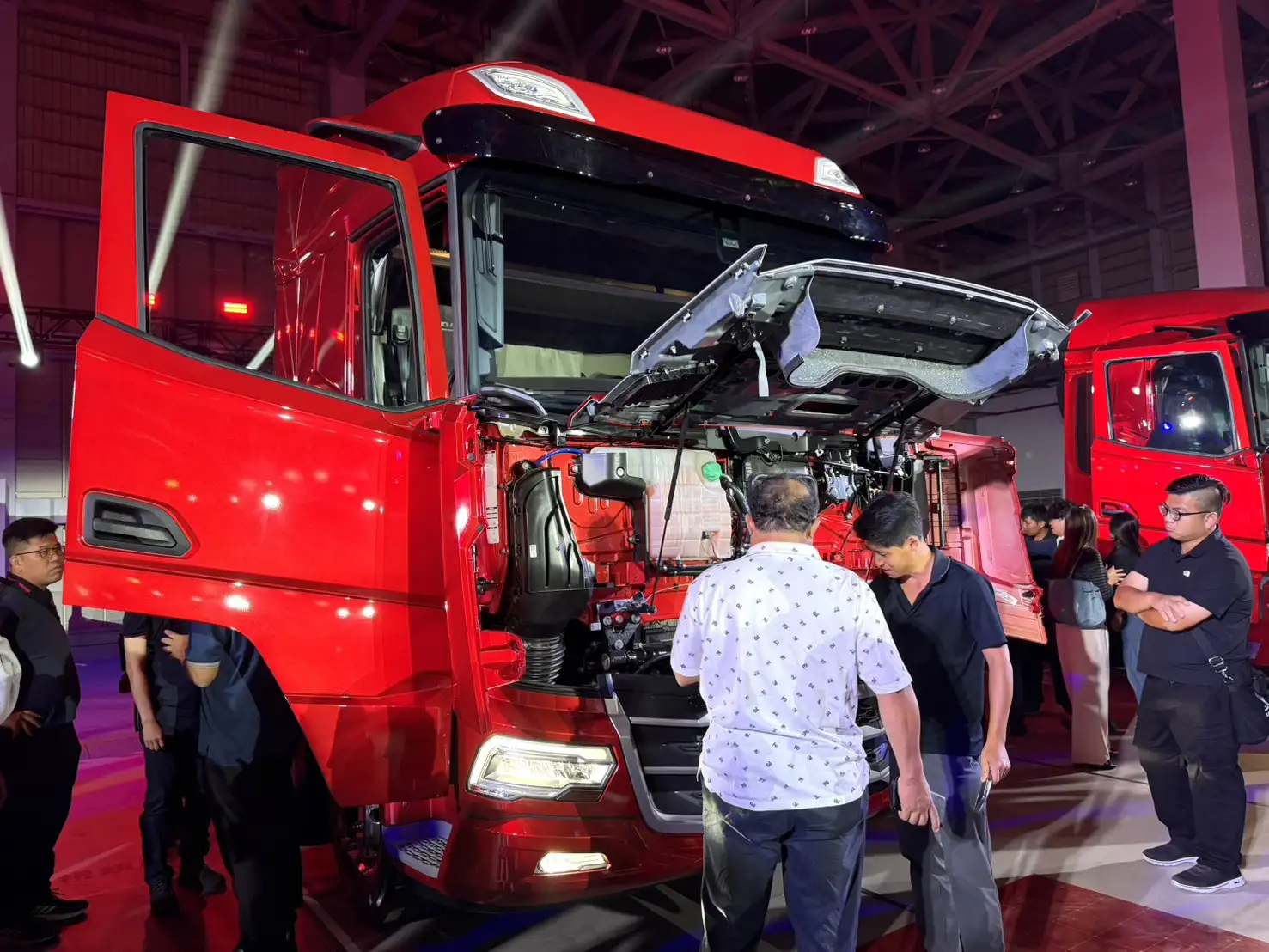 新世代DAF搭載新世代PACCAR MX高效引擎,結合智慧型廢氣後處理技術與先進散熱管理系統,並標配第二代TraXon智慧自手排變速箱、新世代低耗損後軸及全車輕量化工程。(圖/蔣欣倫攝)