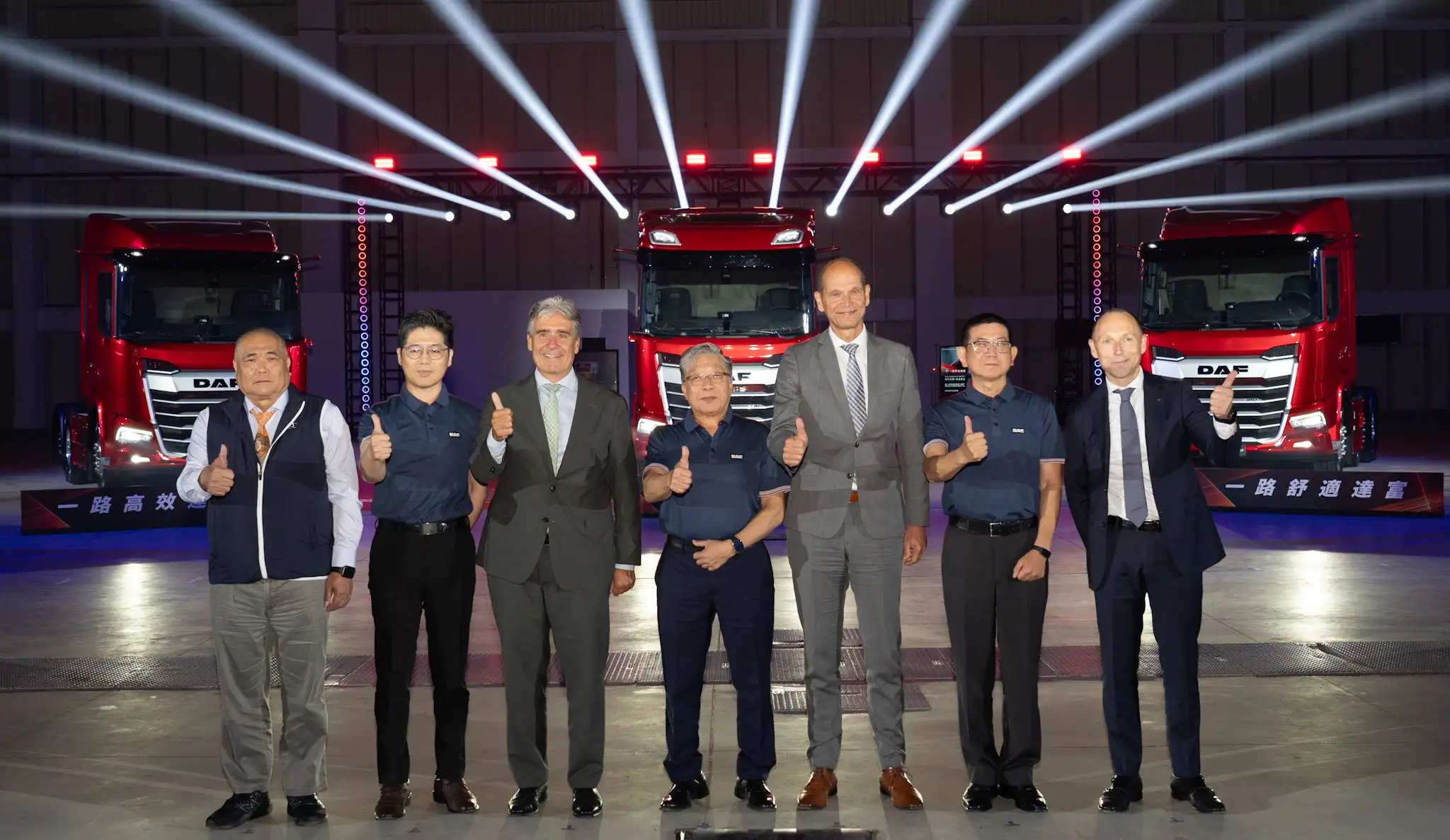 台塑汽車副總經理鄭有智(右2)、荷蘭 DAF Trucks 銷售營運總監 Jan van Keulen(右三)、台塑石化執行副總經理許德雄(中)共同見證歐洲以外首個組裝國里程碑。(圖/台塑提供)