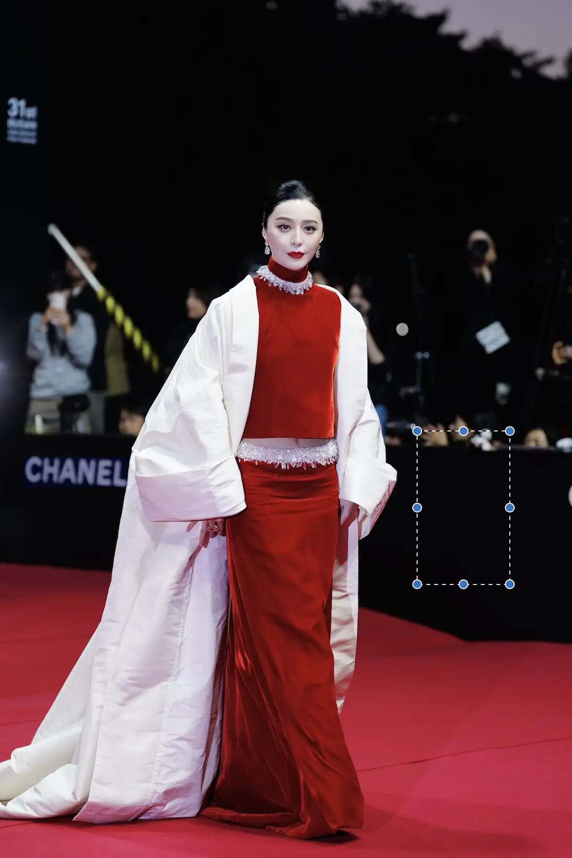 范冰冰大紅禮服現身釜山影展，影后氣場全開。（圖／記者陳明中攝）