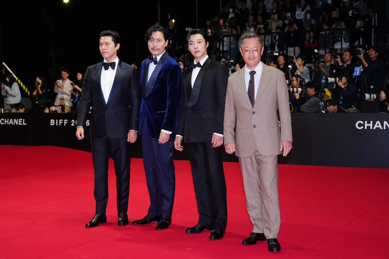 《韓國製造2》玄彬(左起)、鄭雨盛、禹棹煥、導演禹民鎬現身釜山影展紅毯。(圖/記者陳明中攝)