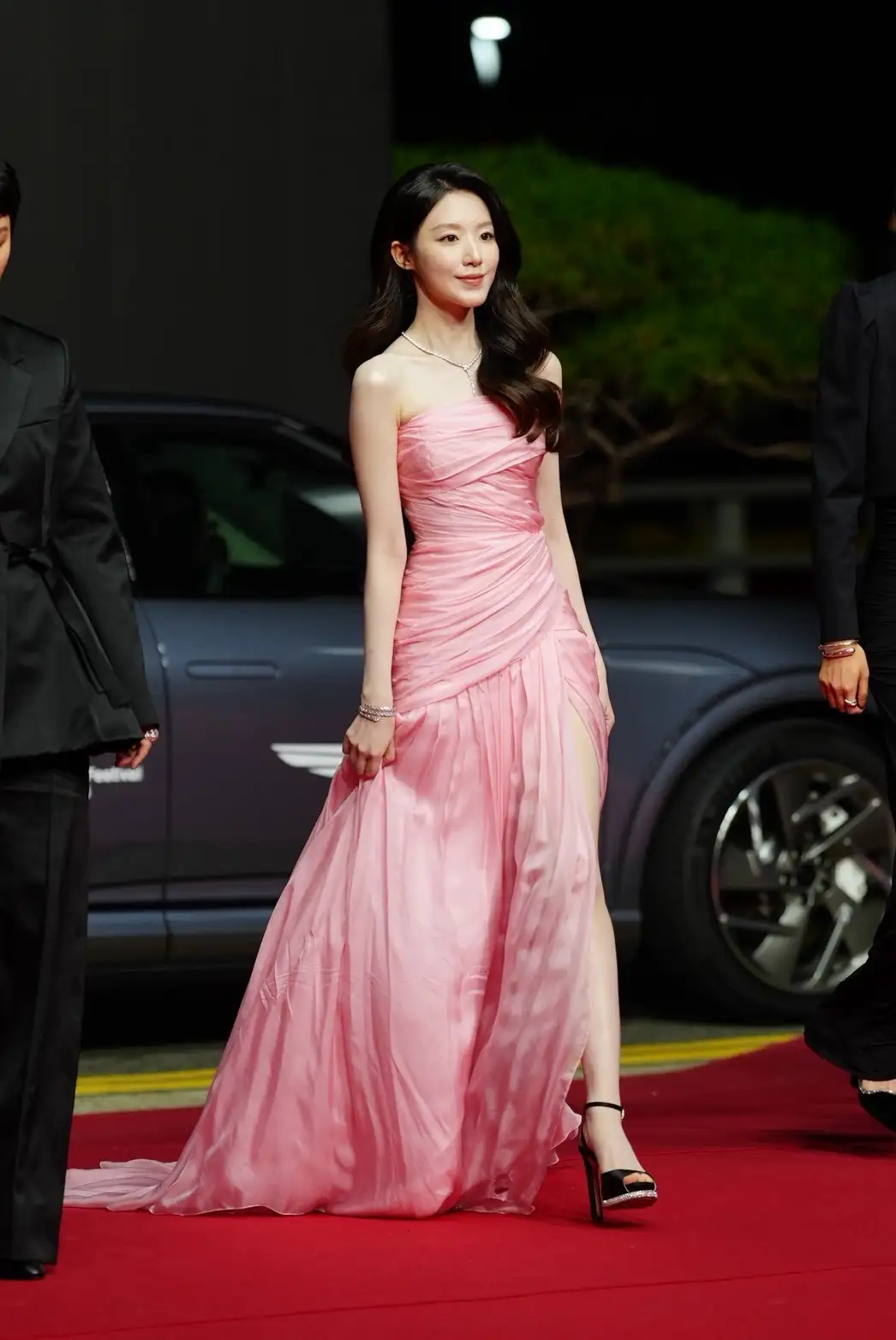 舒華粉色系禮服登釜山紅毯,在一片黑壓壓的紅毯禮服中相當強眼。(圖/記者陳明中攝)