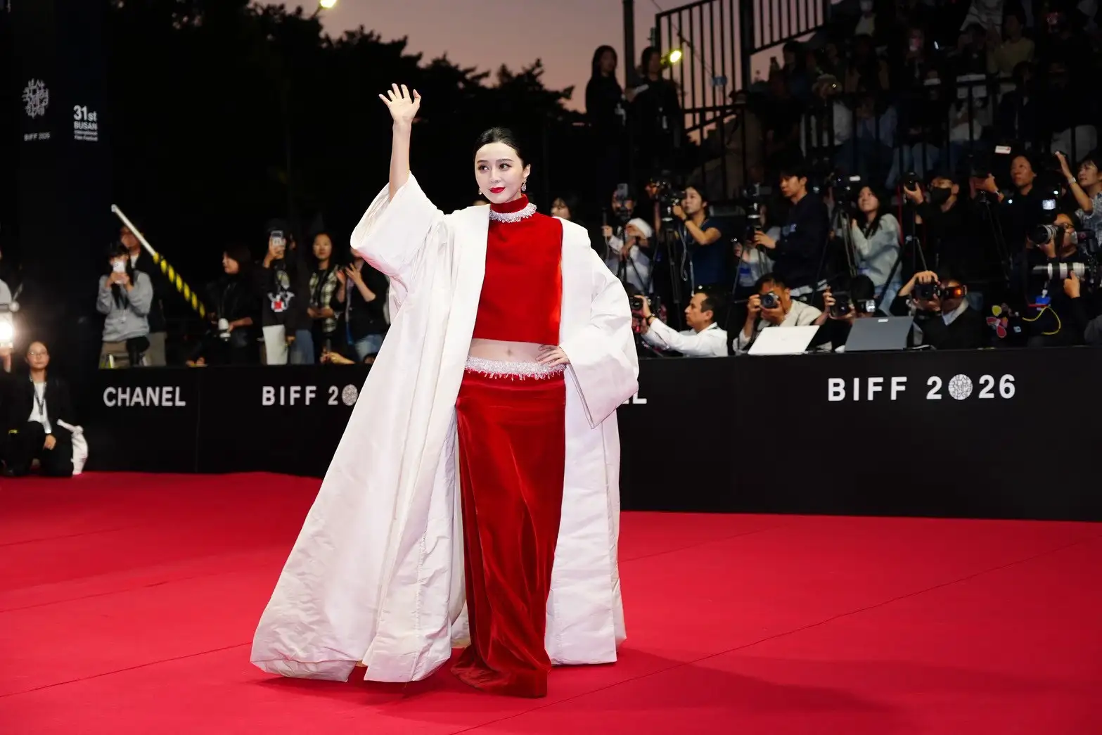 范冰冰一出場就是女王氣勢,揮手就像個女皇出巡。(圖/記者陳明中攝)