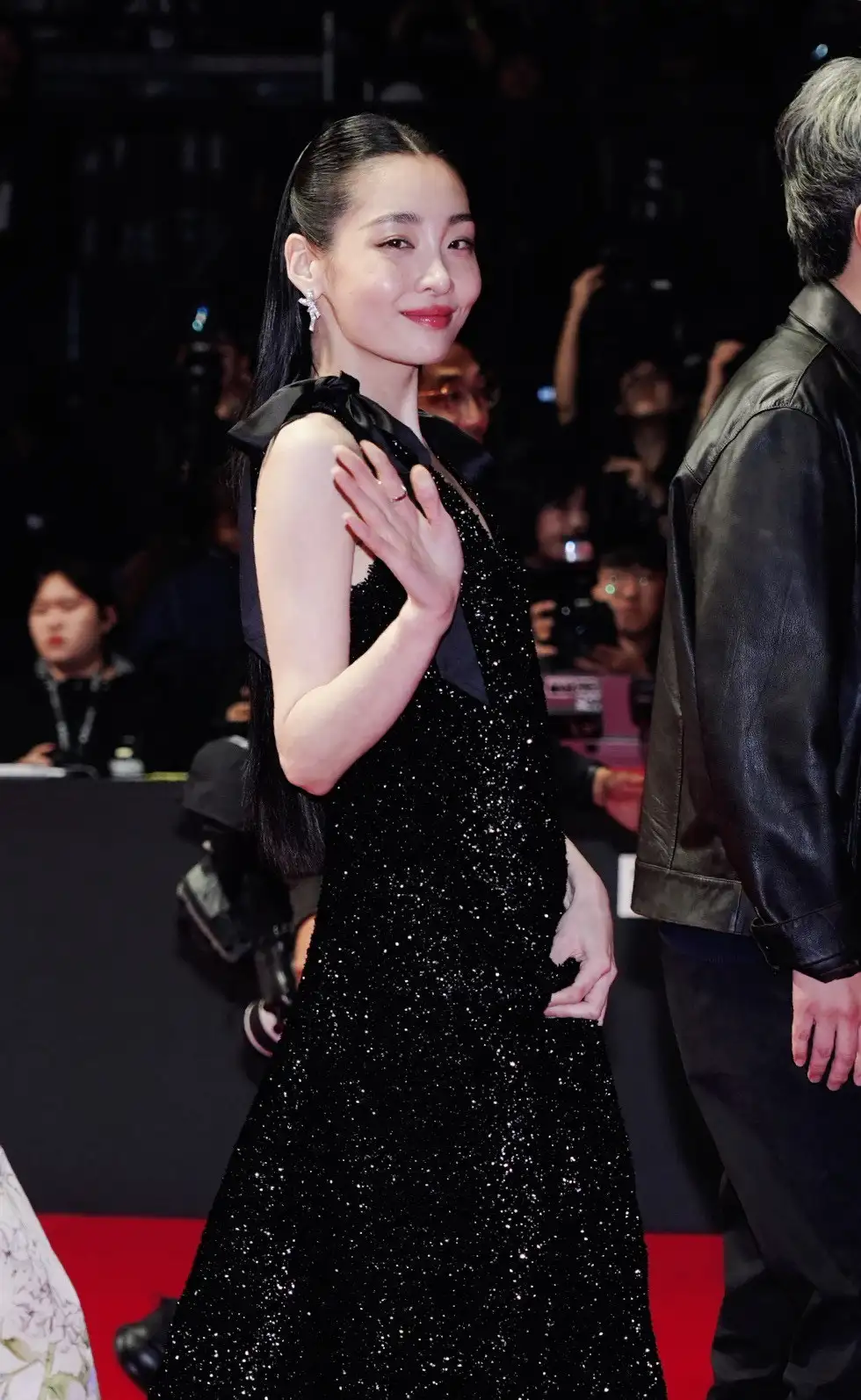 女星金敏荷黑色禮服襯托大方氣質。(圖/記者陳明中攝)