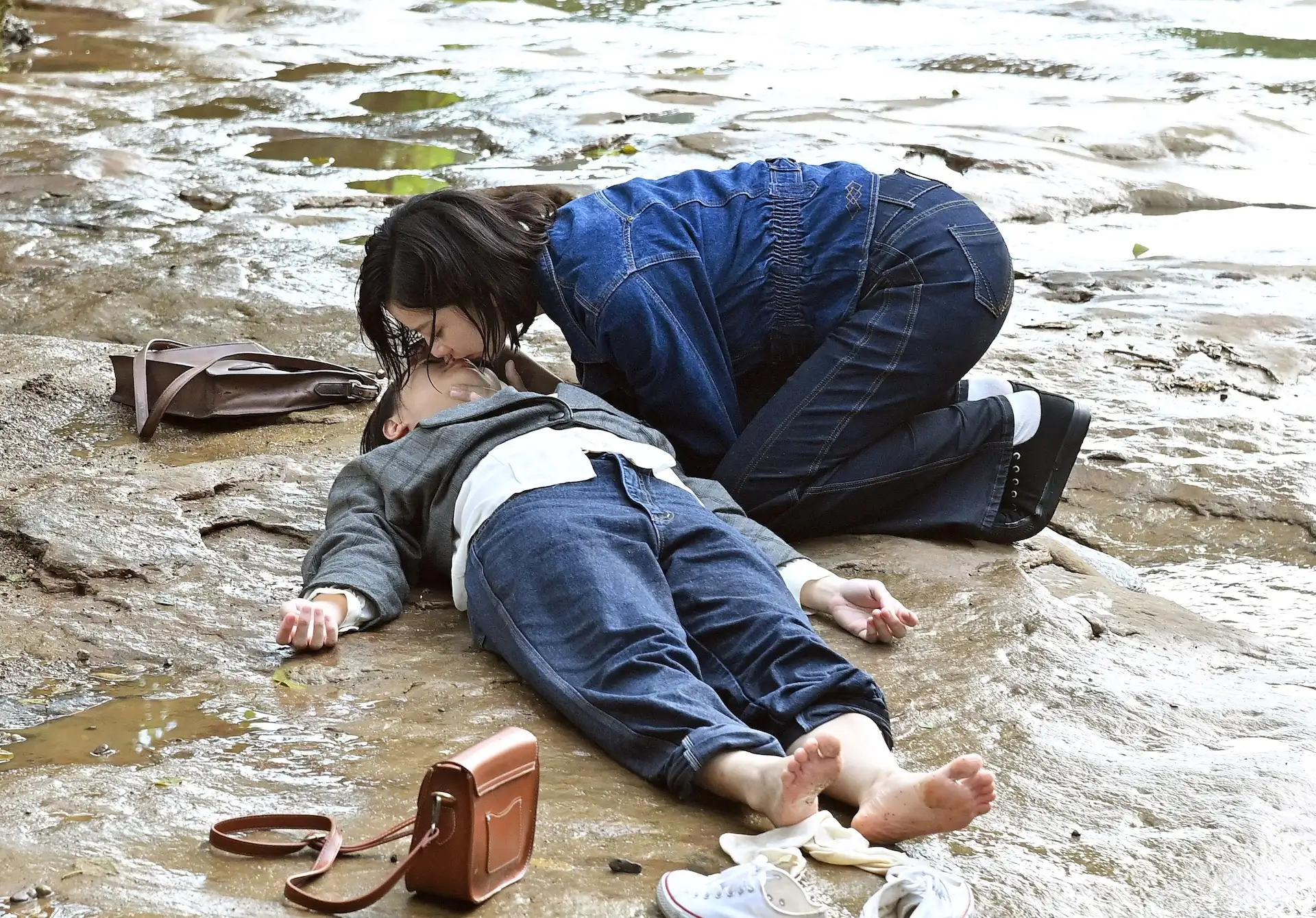 蔡祥(右)給王丁筑人工呼吸。(圖/台視提供)