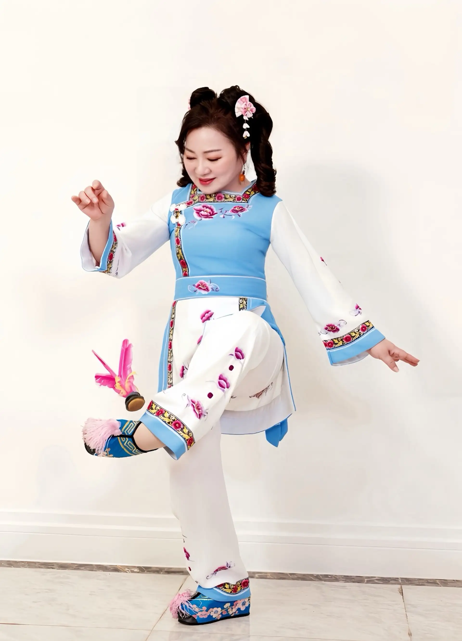 白冰冰踢毽子。（圖／長興影視提供）