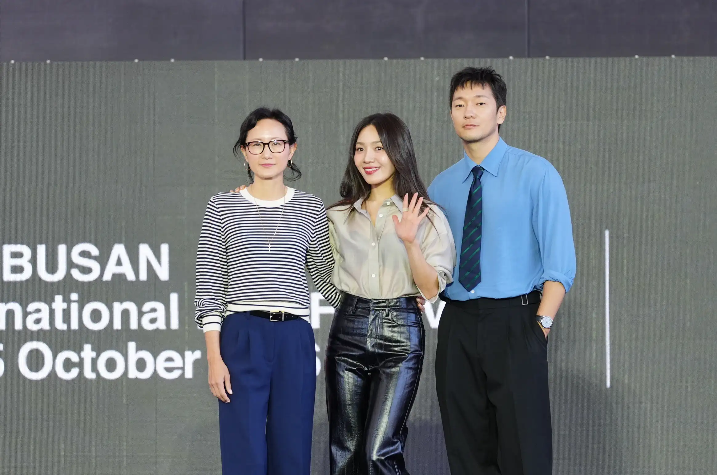 《破碎之後我們相擁》導演Stephanie Ahn、崔嬉序、孫錫久出席釜山影展戶外見面會。(圖/記者陳明中攝)