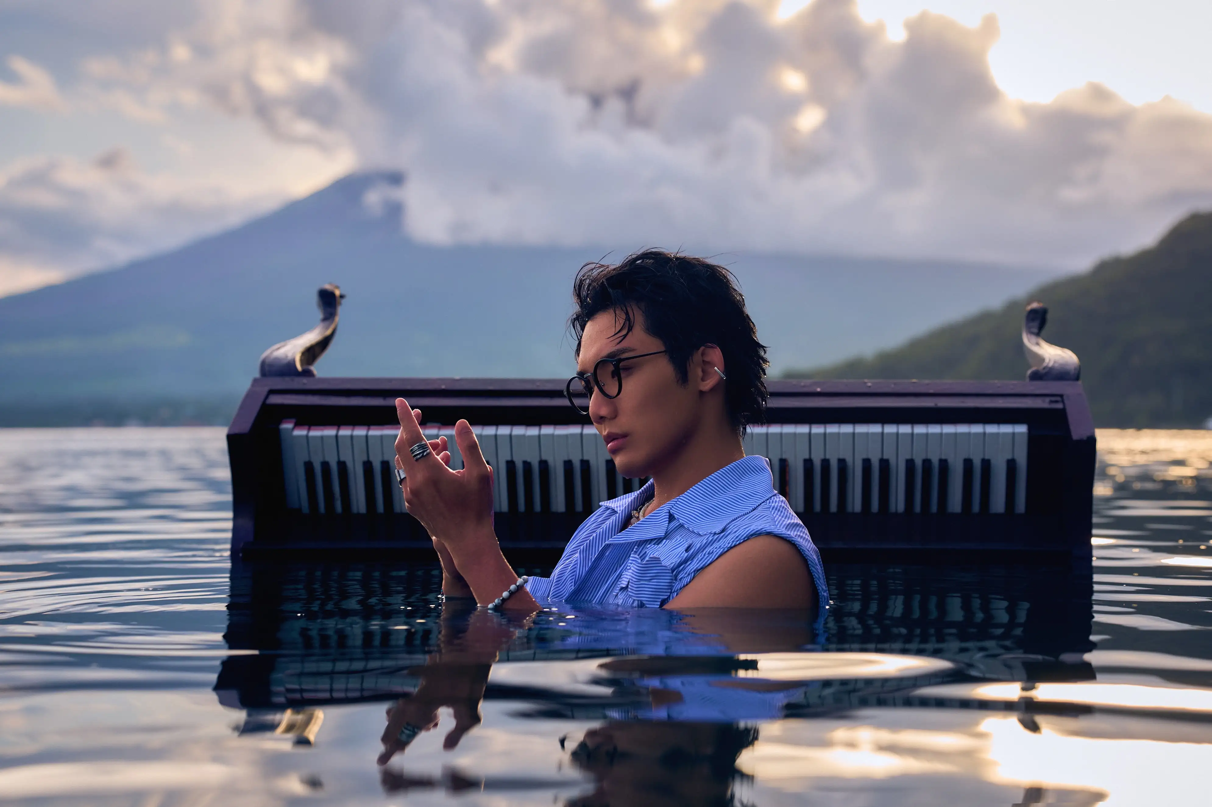 徐暐翔前往菲律賓拍攝〈局部多雲〉MV，在海天一色中彈奏鋼琴。（圖／索尼音樂提供）