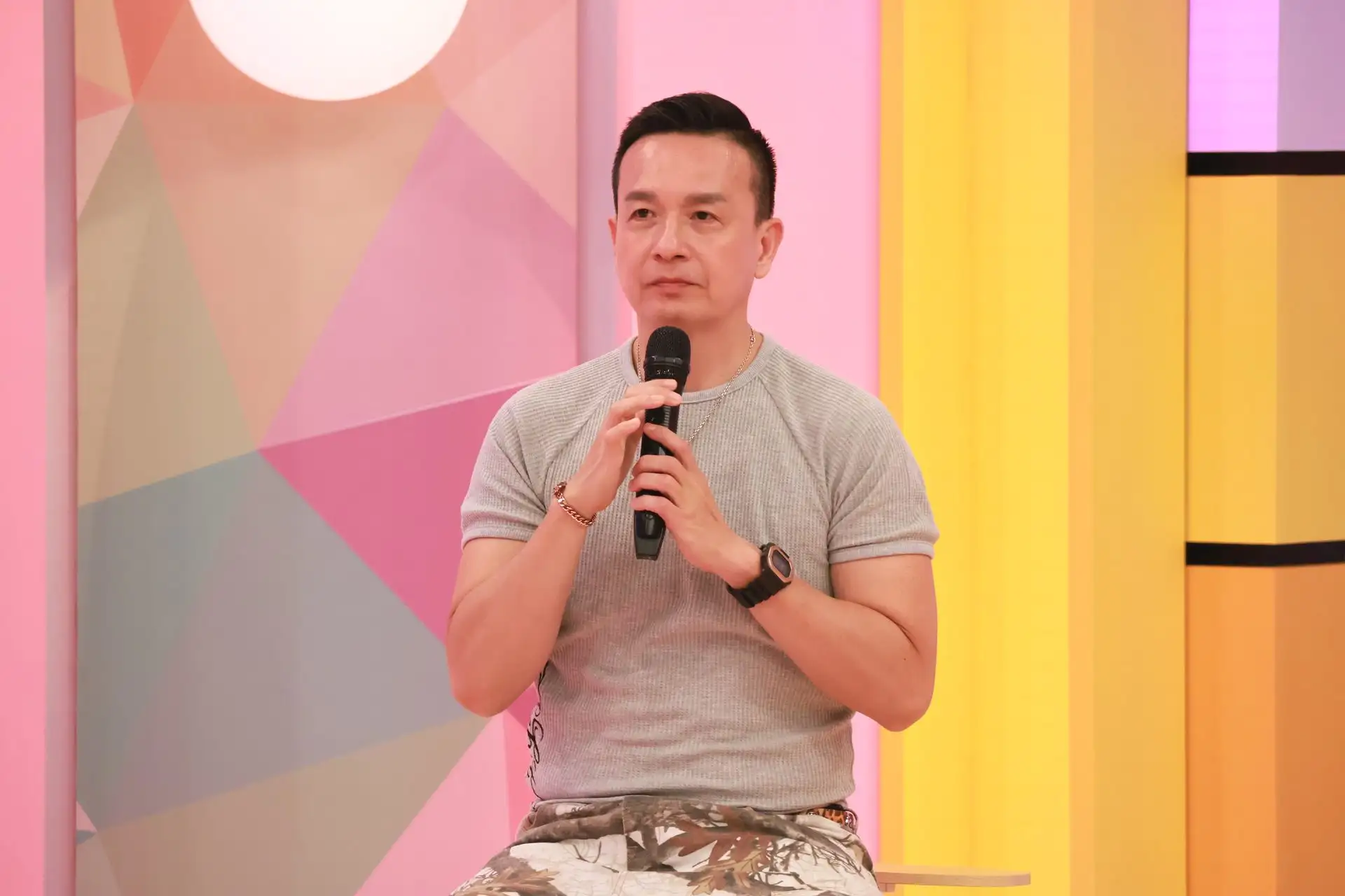 小鐘上節目大談過去談戀愛的荒謬經歷與反跟拍撇步。(圖/中天提供)